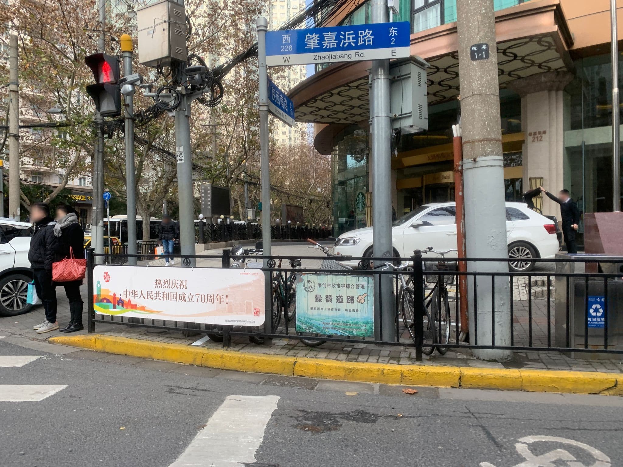 Street view near 明珠大饭店, Xuhui — © pLyMiEwGpWDLryMacQzo (CC BY-SA · Mapillary)