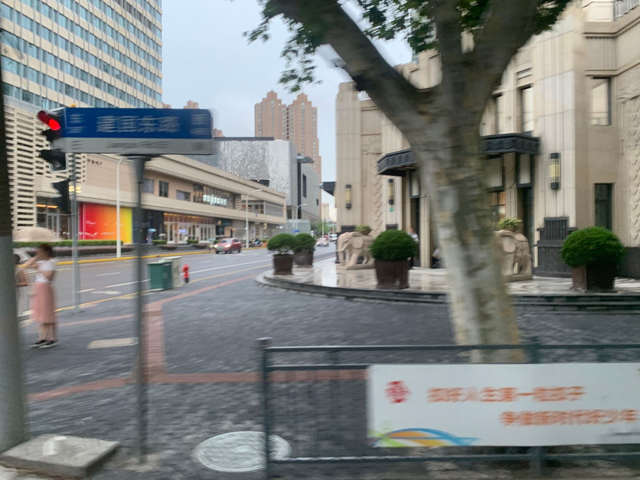 Street view near 上海游宿BnB客栈重庆南路二店, Shanghai — © pLyMiEwGpWDLryMacQzo (CC BY-SA · Mapillary)