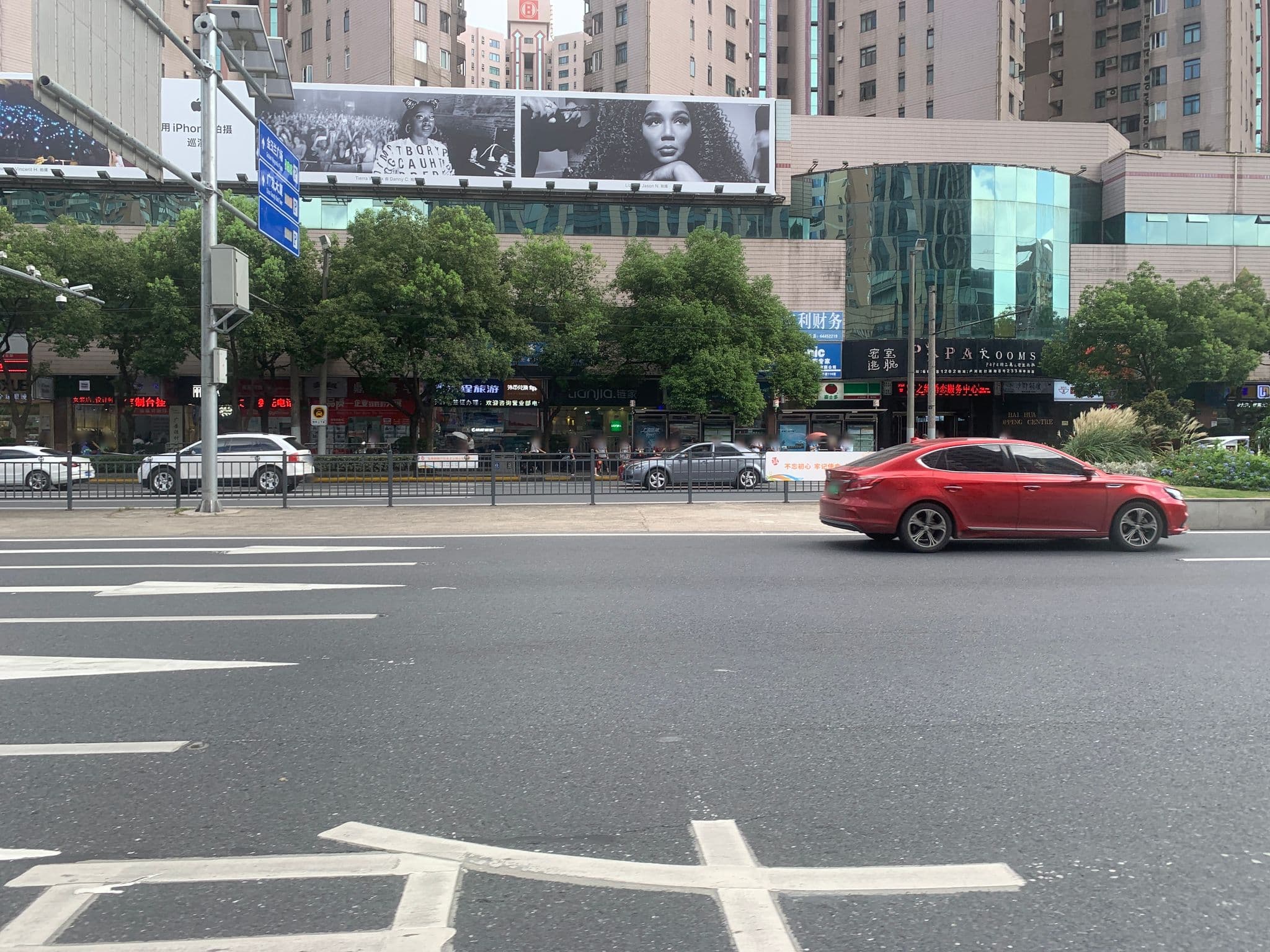 Street view near Sshotel, Shanghai — © pLyMiEwGpWDLryMacQzo (CC BY-SA · Mapillary)
