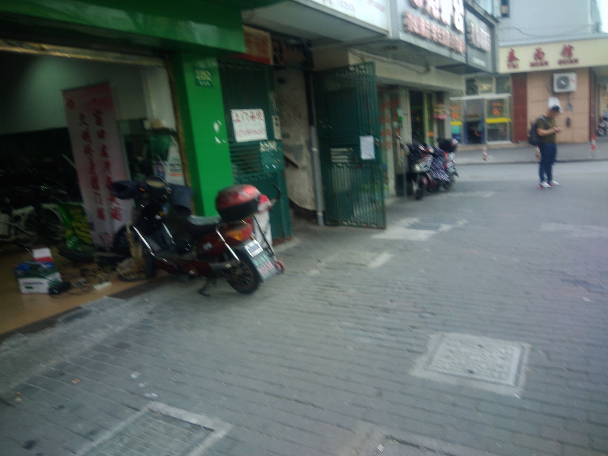 Street view near Shanghai Blue Mountain Youth Hostel - Luwan, Xuhui — © adflkys (CC BY-SA · Mapillary)