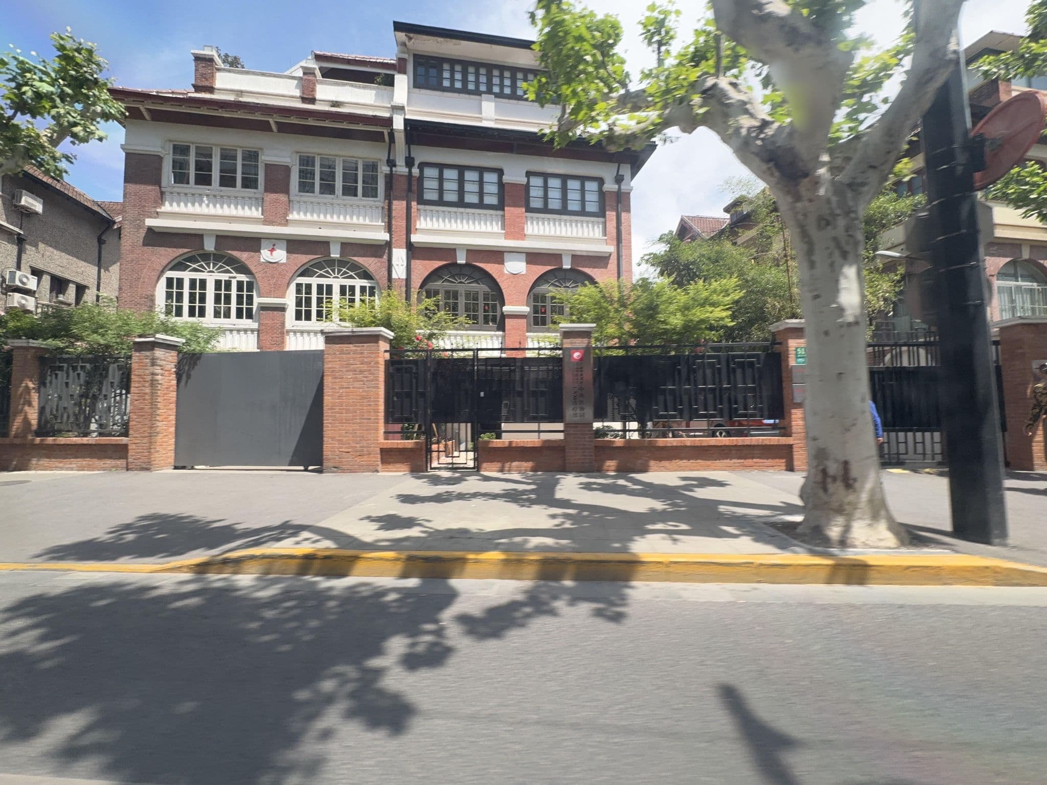 Street view near 上海西区凡丁卫民宿, Shanghai — © filipb (CC BY-SA · Mapillary)