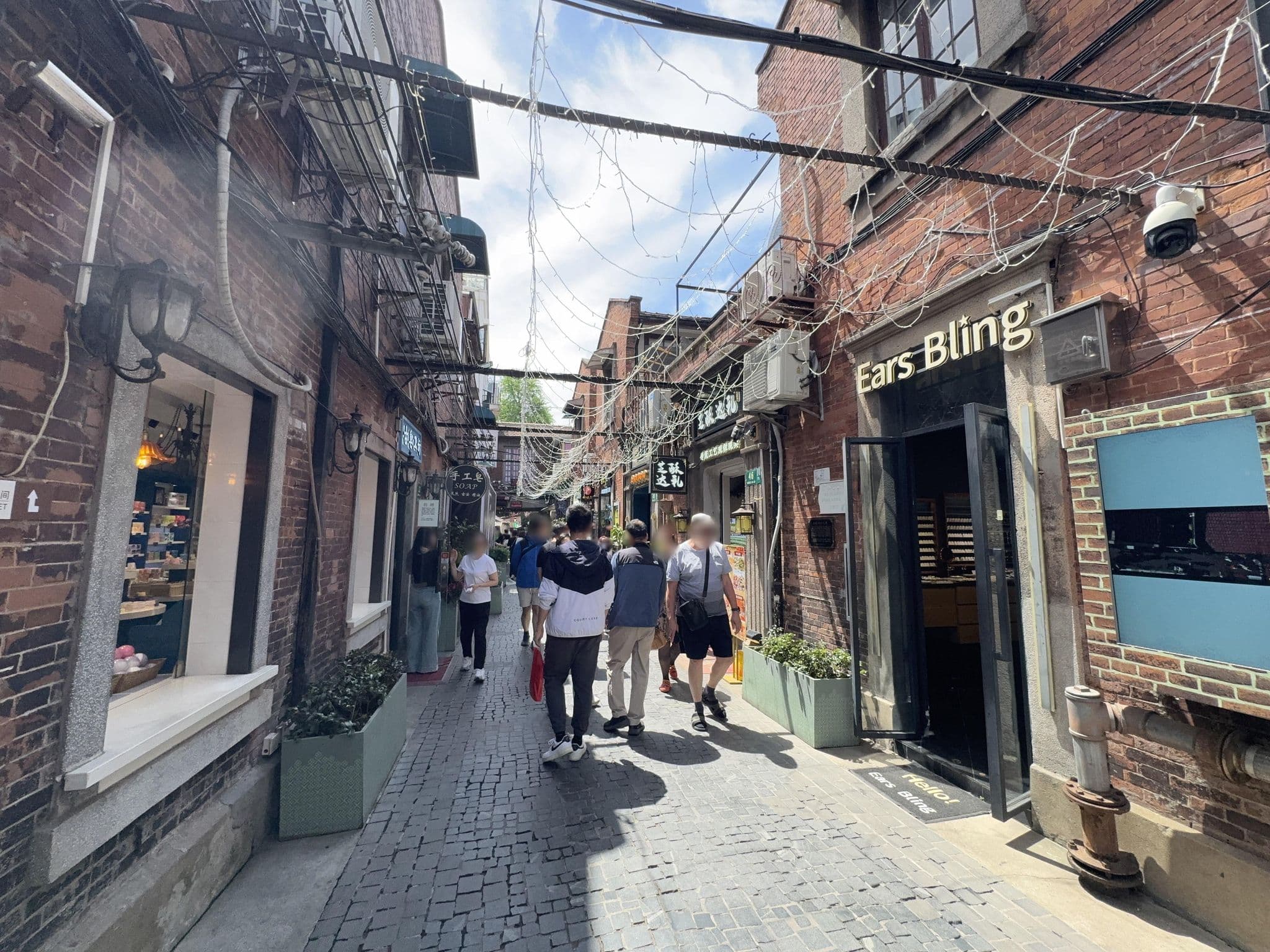 Street view near Shi Jia Inn 上海仕家酒店, Shanghai — © filipb (CC BY-SA · Mapillary)
