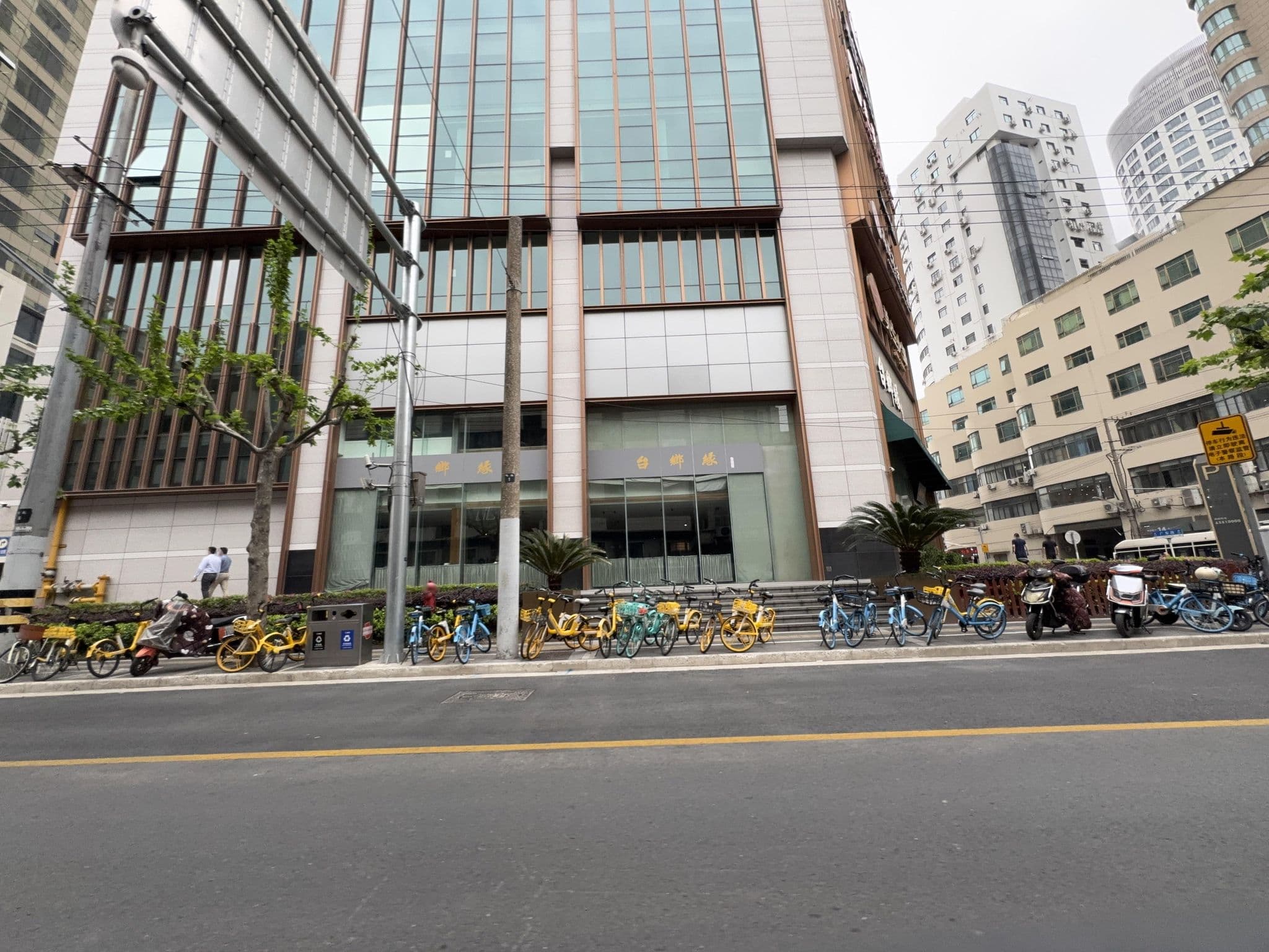 Street view near Home Inn Hotel, Huangpu — © filipb (CC BY-SA · Mapillary)