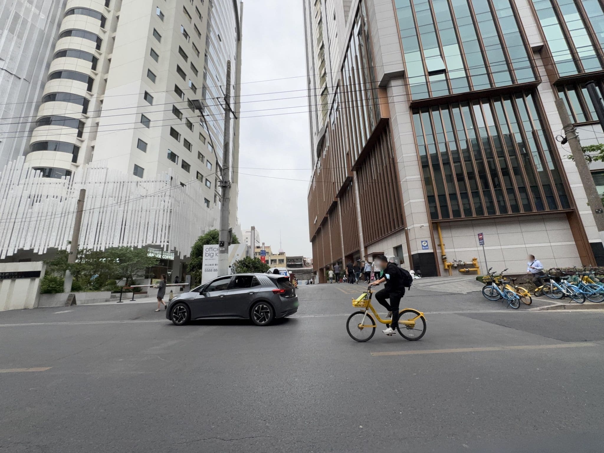 Street view near Crowne Plaza Shanghai Nanjing Road, Huangpu — © filipb (CC BY-SA · Mapillary)