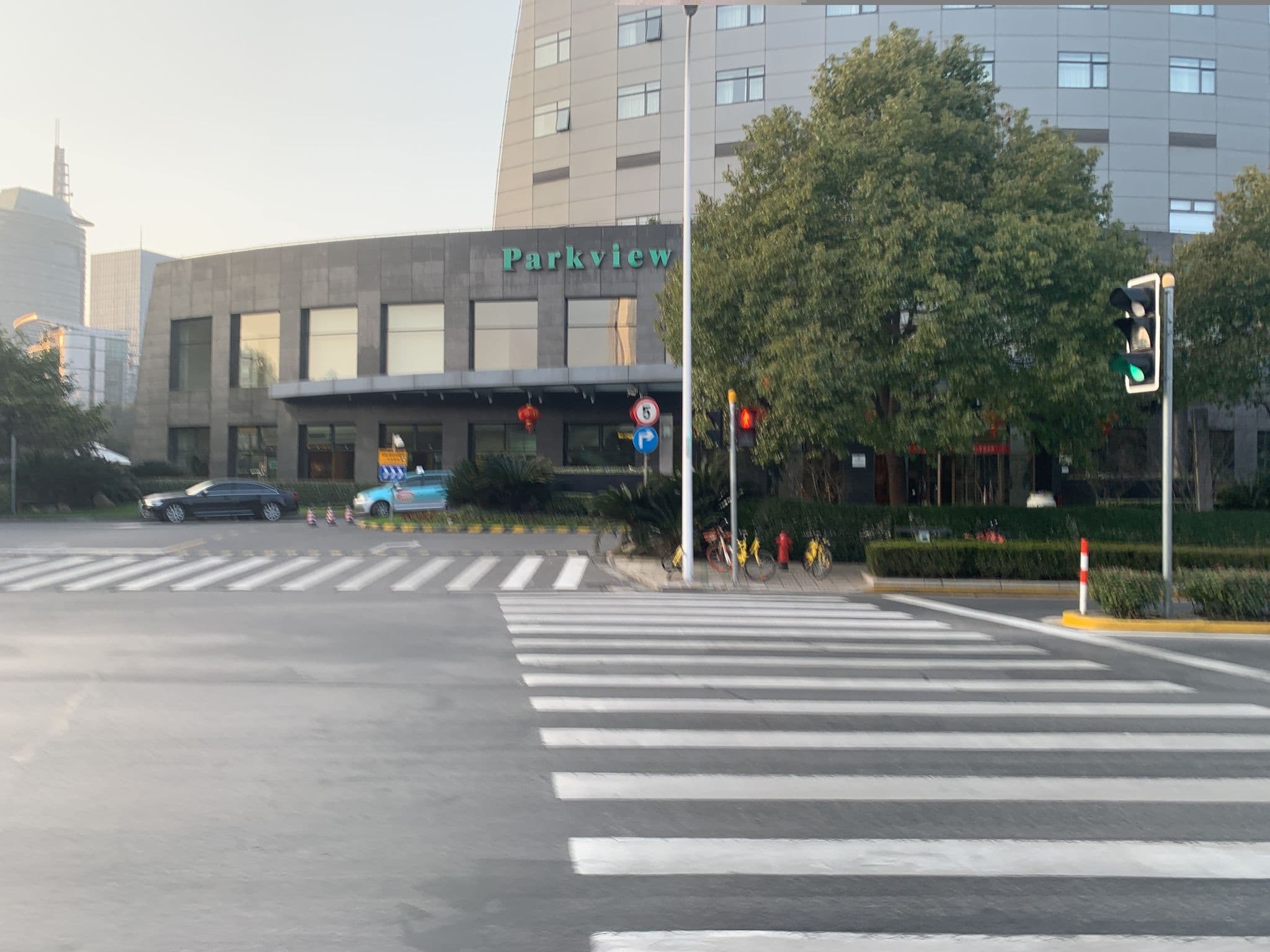Street view near 东怡大酒店, Pudong — © pLyMiEwGpWDLryMacQzo (CC BY-SA · Mapillary)
