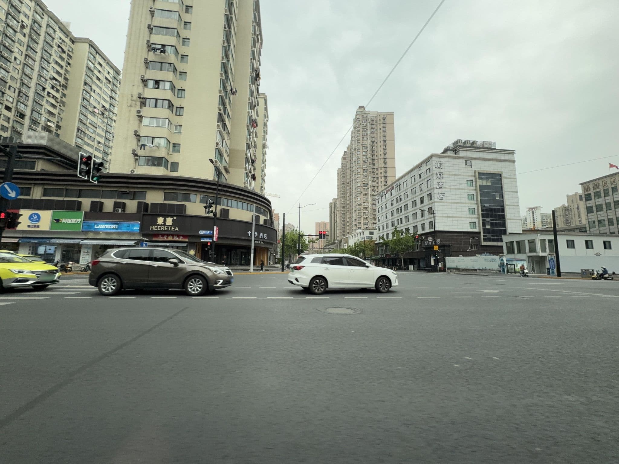 Street view near 东鼎饭店 Dongding Hotel, Shanghai — © filipb (CC BY-SA · Mapillary)