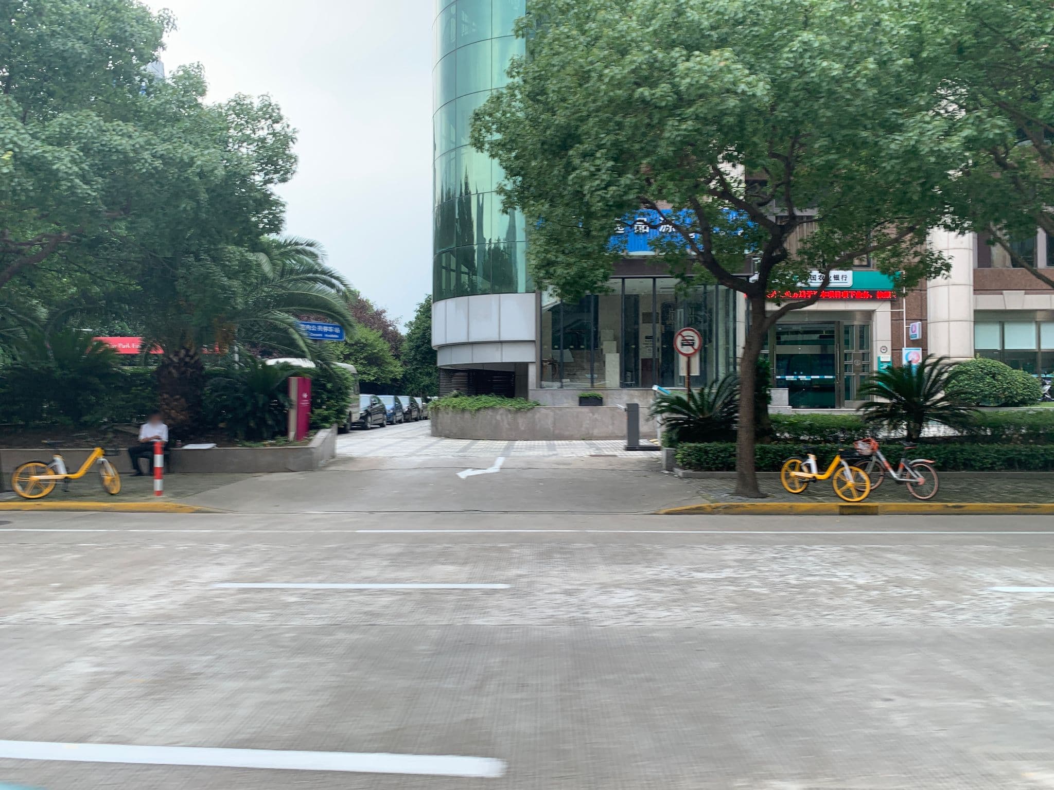 Street view near crown plaza grand canal hangzhou, Pudong — © pLyMiEwGpWDLryMacQzo (CC BY-SA · Mapillary)