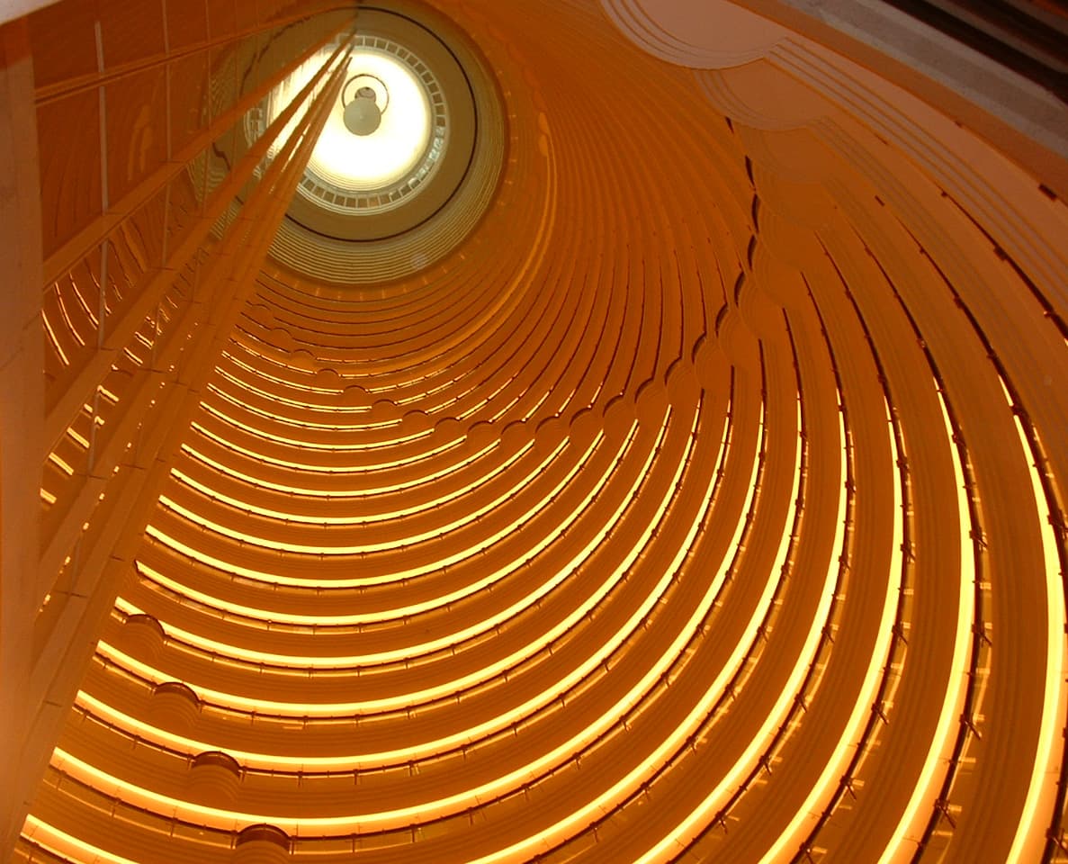 Pool @ Grand Hyatt Shanghai (via Wikimedia Commons, Public domain)