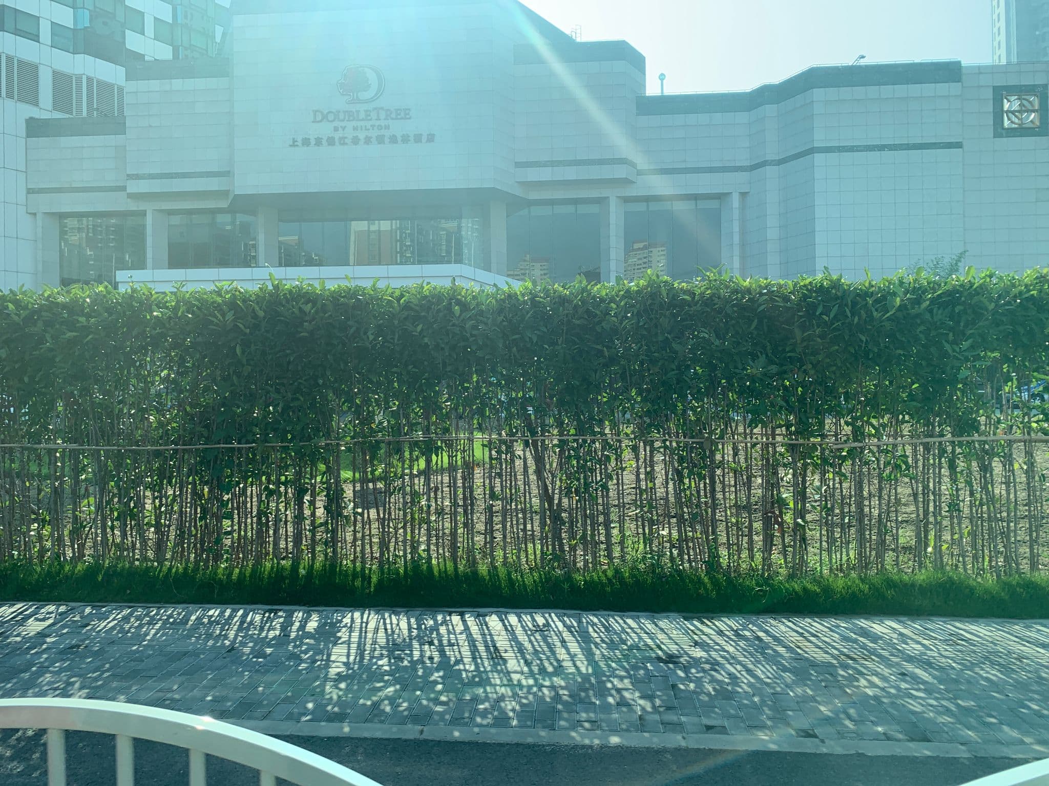 Street view near 浦东索菲特锦江大酒店 | Sofitel JJ Oriental Pudong Hotel, Pudong — © pLyMiEwGpWDLryMacQzo (CC BY-SA · Mapillary)
