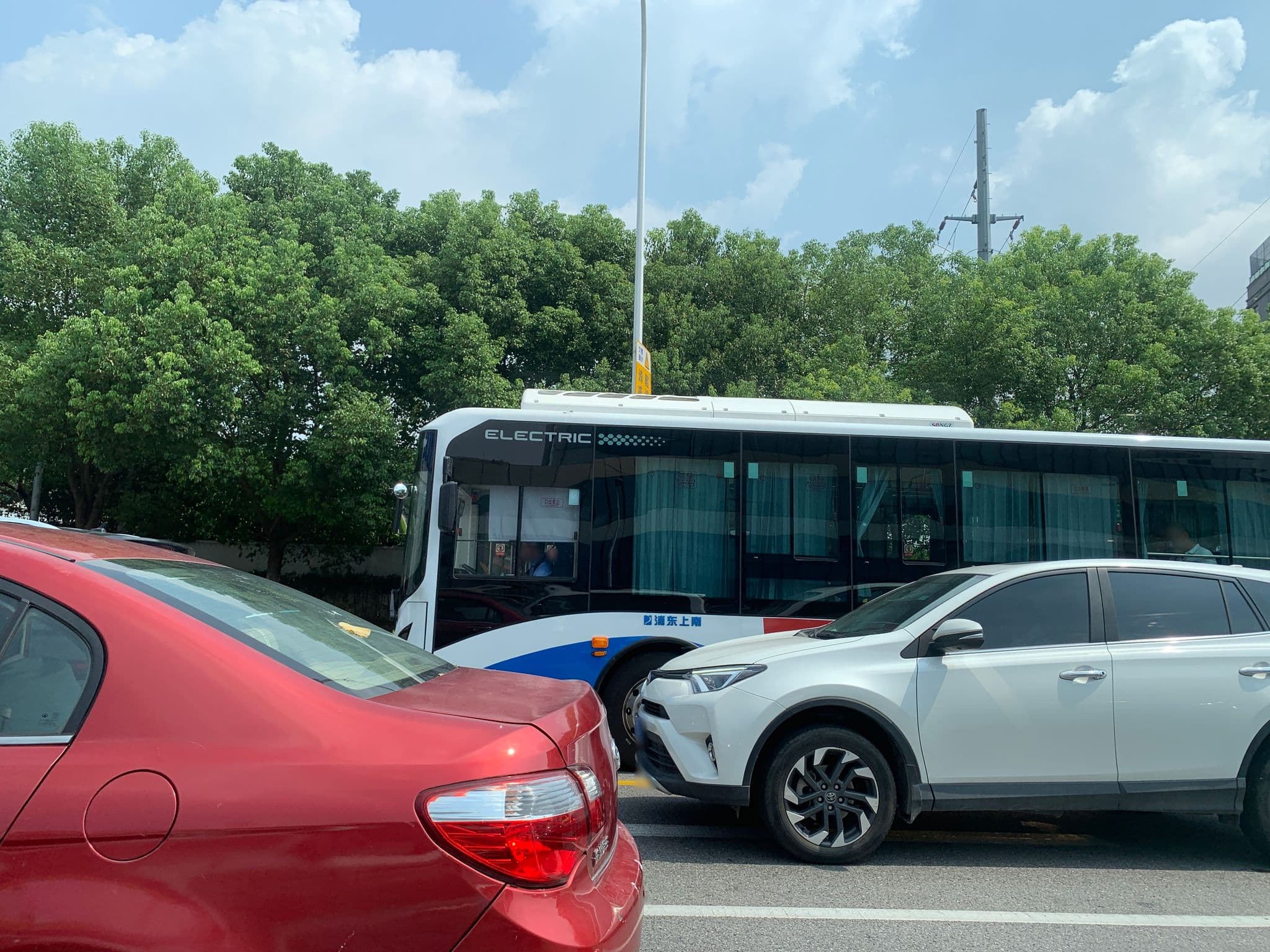 Street view near Jin Shang Premier Hotel – Shanghai  上海金尚精品酒店, Xuhui — © pLyMiEwGpWDLryMacQzo (CC BY-SA · Mapillary)
