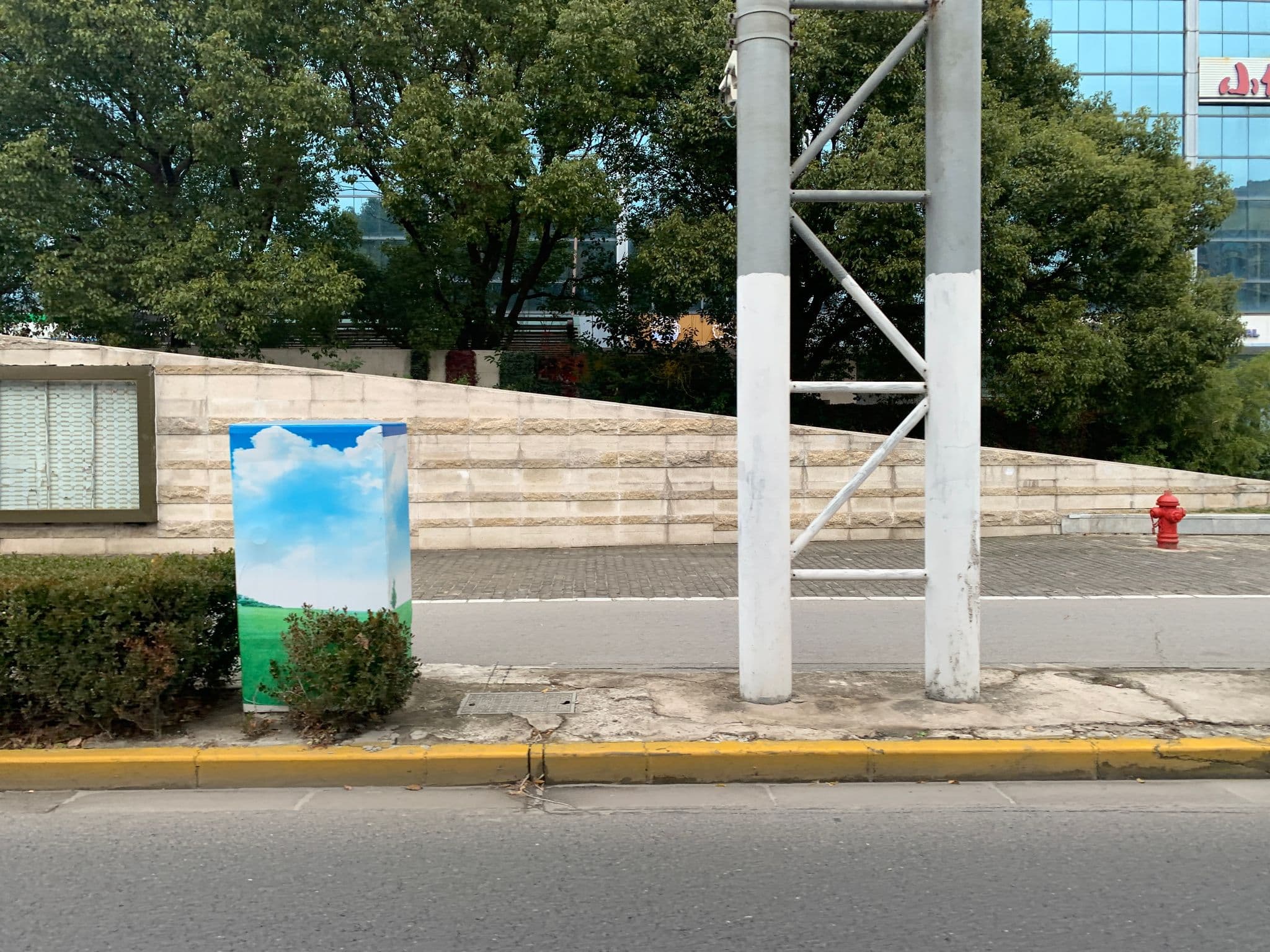 Street view near 世博东座酒店公寓, Pudong — © pLyMiEwGpWDLryMacQzo (CC BY-SA · Mapillary)