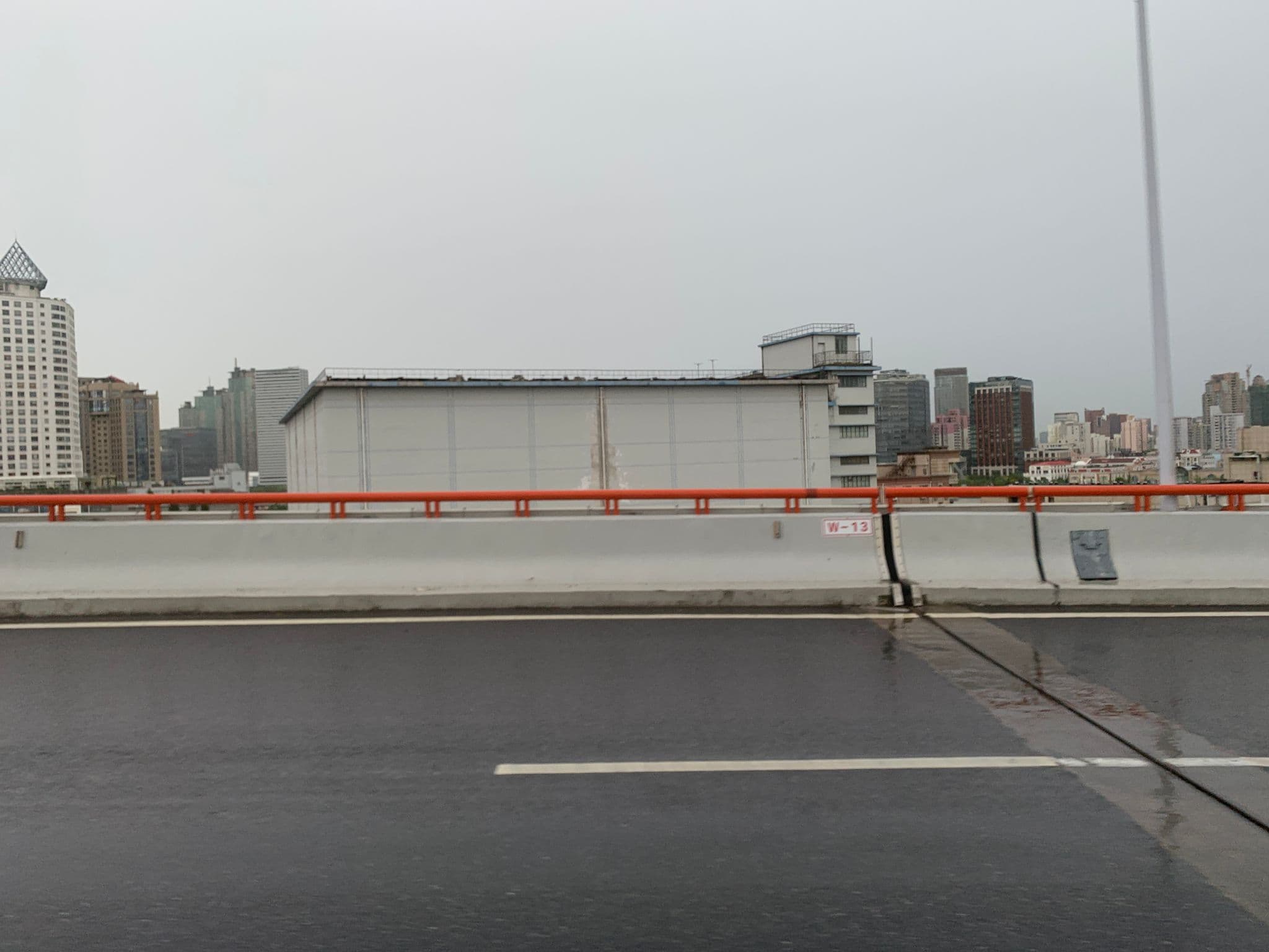 Street view near Zhong Fu Youth Garden Service Hotel Shanghai, Pudong — © pLyMiEwGpWDLryMacQzo (CC BY-SA · Mapillary)