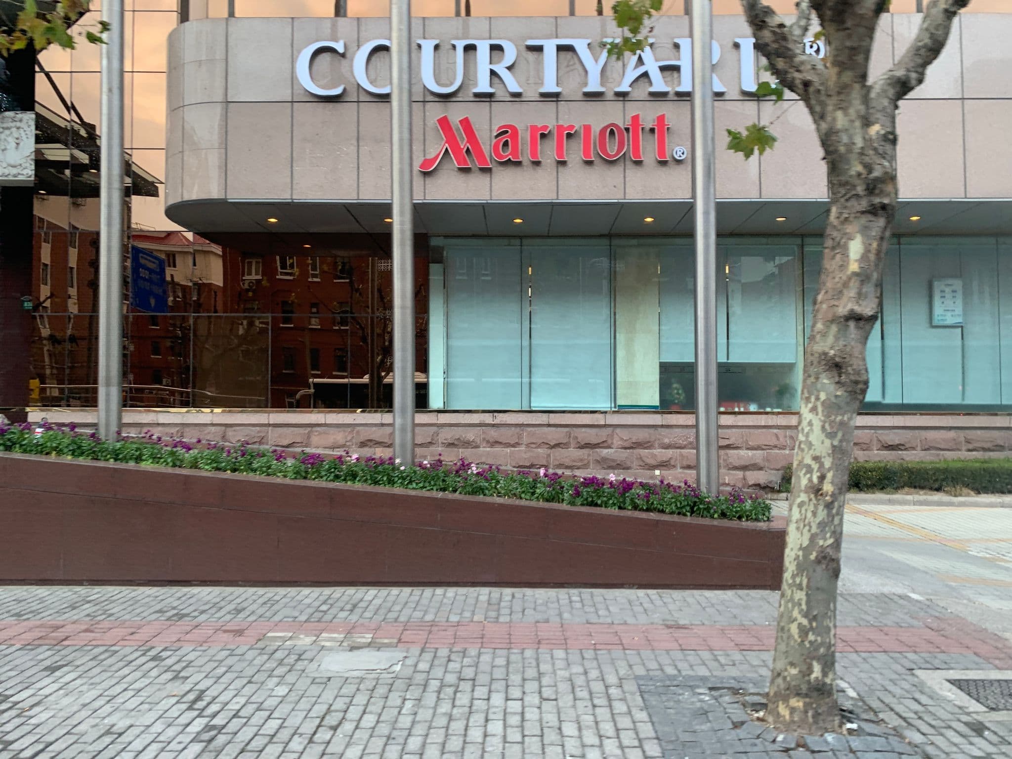 Street view near Courtyard by Marriott Shanghai-Pudong 上海齐鲁万怡大酒店, Pudong — © pLyMiEwGpWDLryMacQzo (CC BY-SA · Mapillary)
