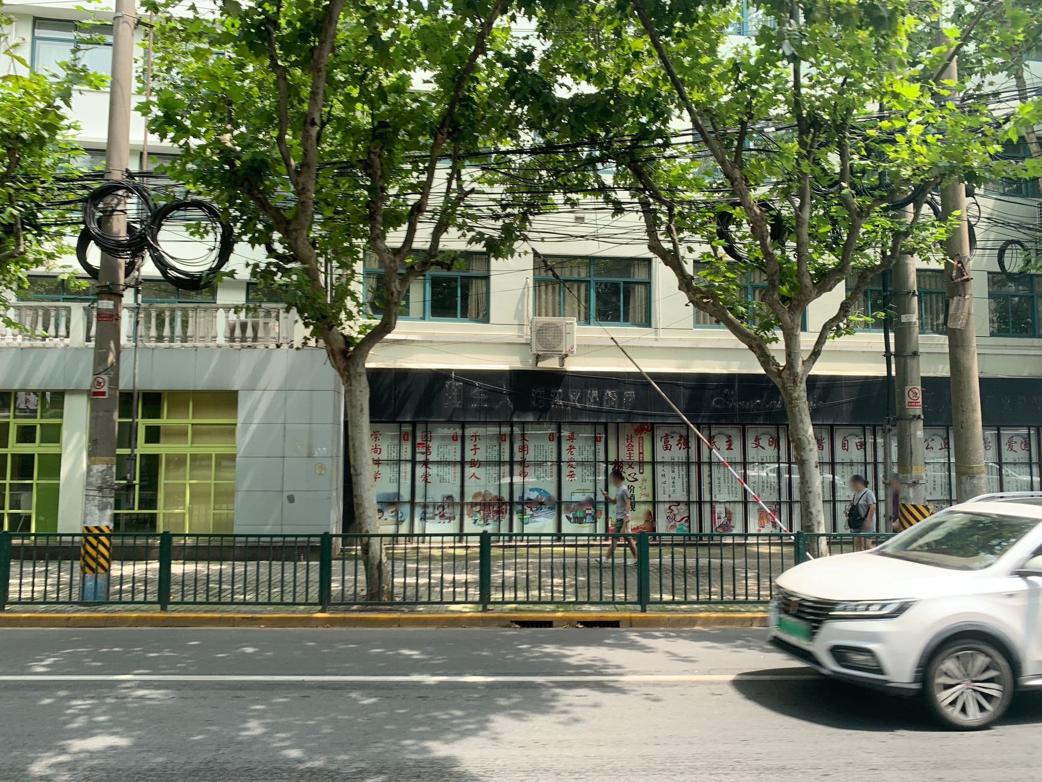 Street view near Plaza Royale Shanghai, Yangpu — © pLyMiEwGpWDLryMacQzo (CC BY-SA · Mapillary)