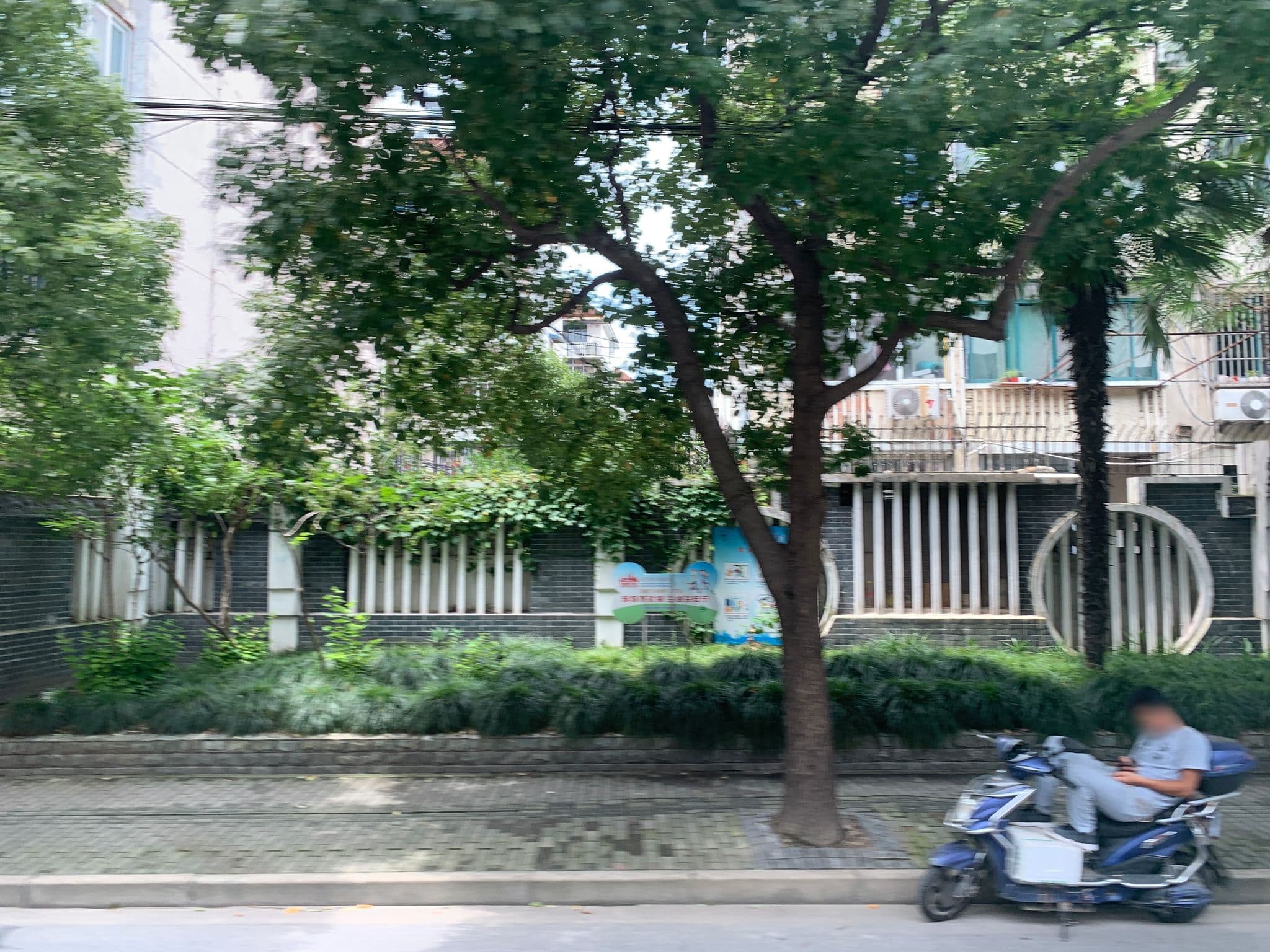 Street view near 锦江之星上海东方明珠酒店, Pudong — © pLyMiEwGpWDLryMacQzo (CC BY-SA · Mapillary)