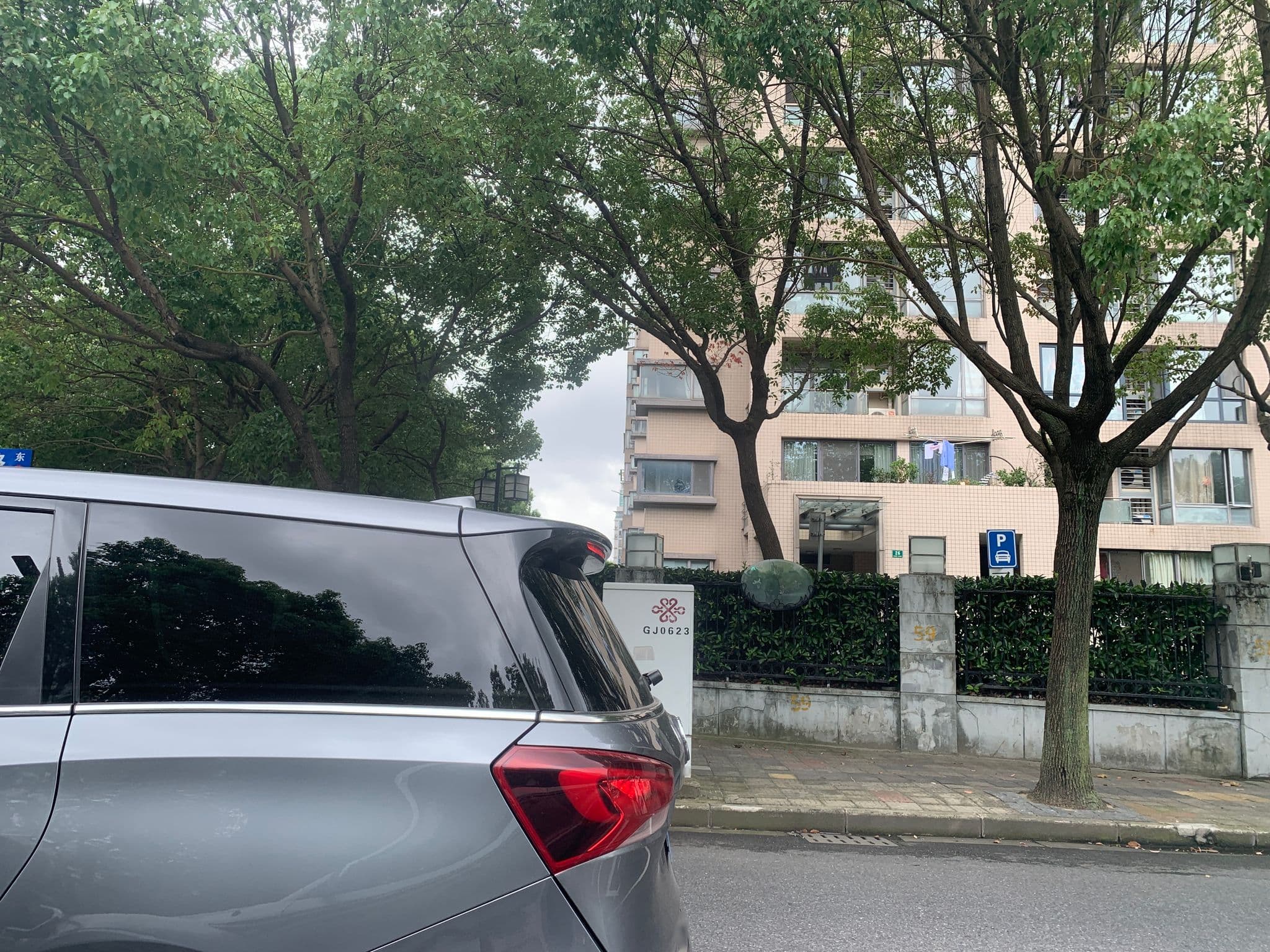 Street view near Jinjiang Inn 锦江之星, Pudong — © pLyMiEwGpWDLryMacQzo (CC BY-SA · Mapillary)