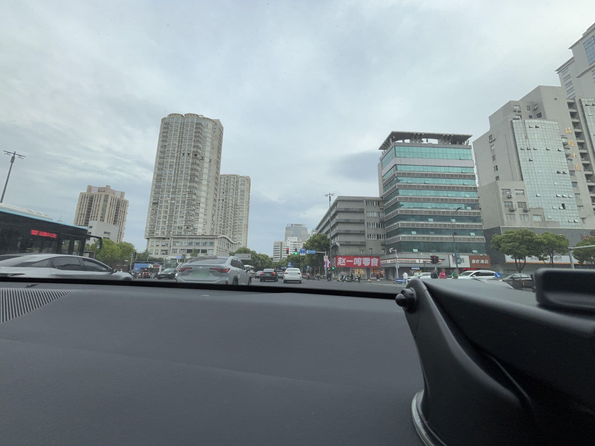 Street view near Pod Inn Gulou Metro | 布丁酒店鼓楼地铁站店, Ningbo — © heyyegetctdssdbeh (CC BY-SA · Mapillary)