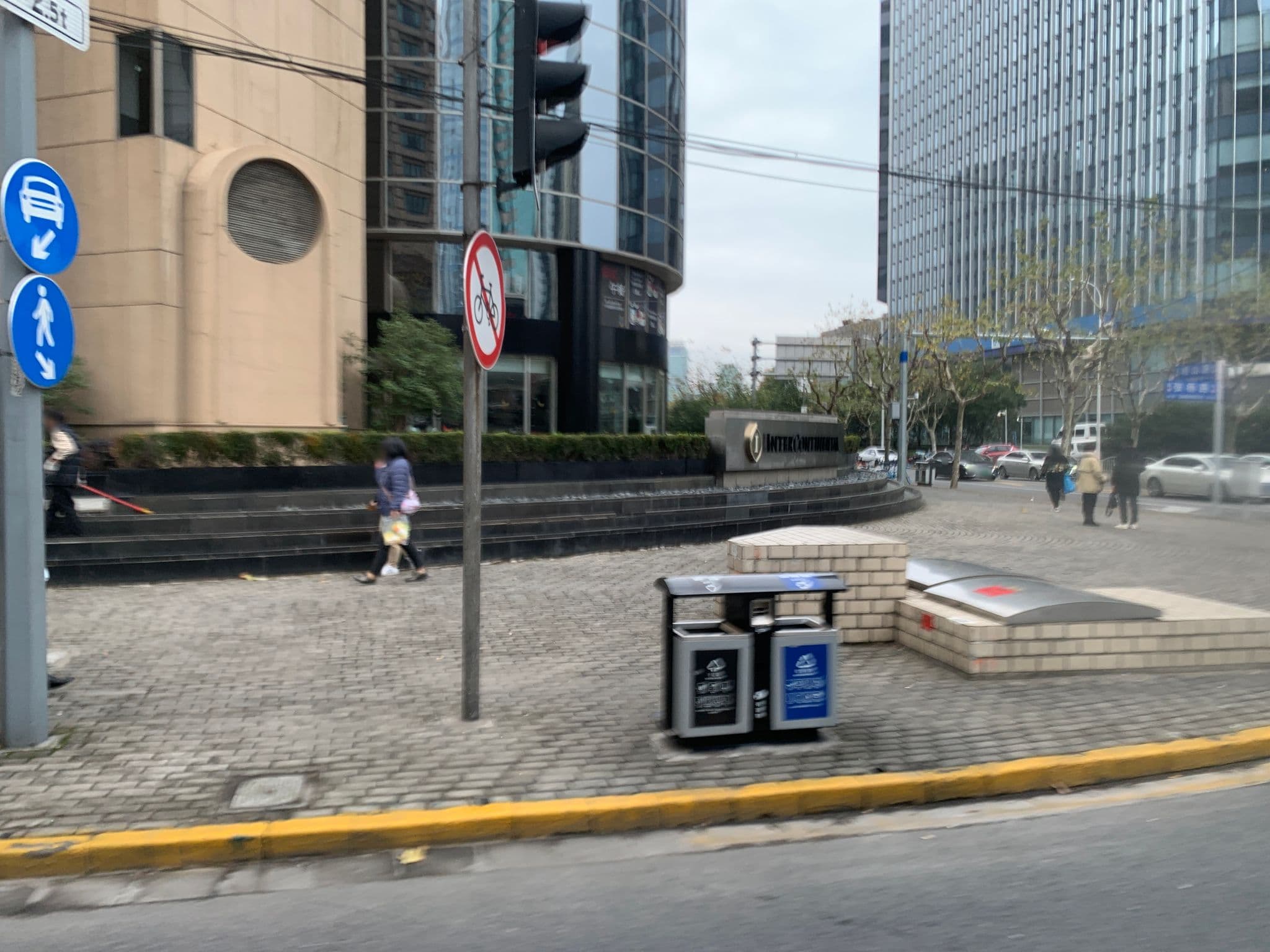 Street view near 全季酒店（陆家嘴八佰伴）, Pudong — © pLyMiEwGpWDLryMacQzo (CC BY-SA · Mapillary)
