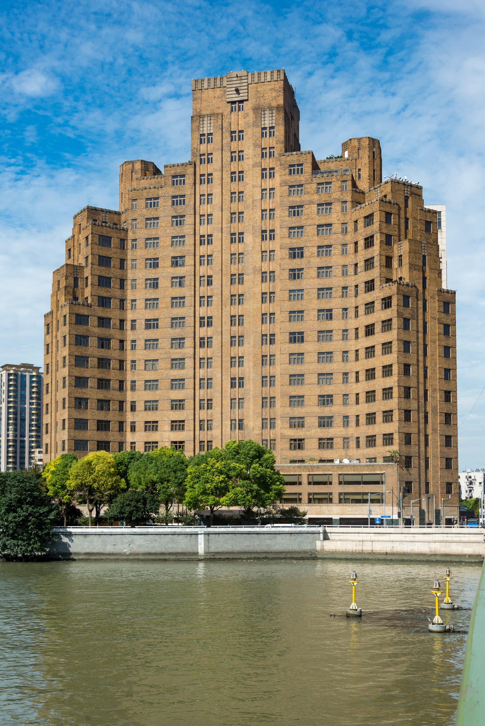 Broadway Mansions | 百老汇大厦 (via Wikimedia Commons, CC BY 2.0)
