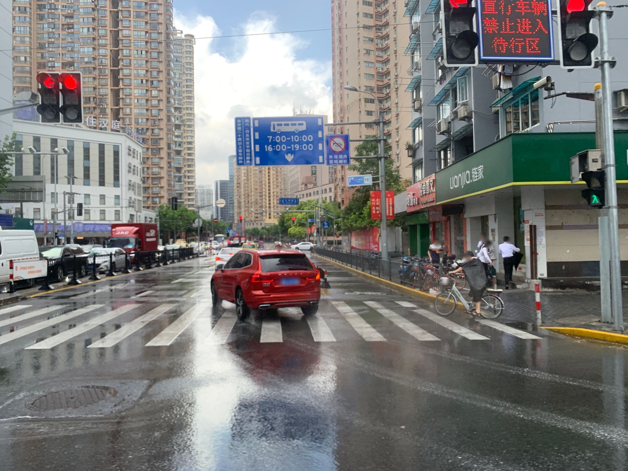 Street view near 亿客酒店, Shanghai — © pLyMiEwGpWDLryMacQzo (CC BY-SA · Mapillary)