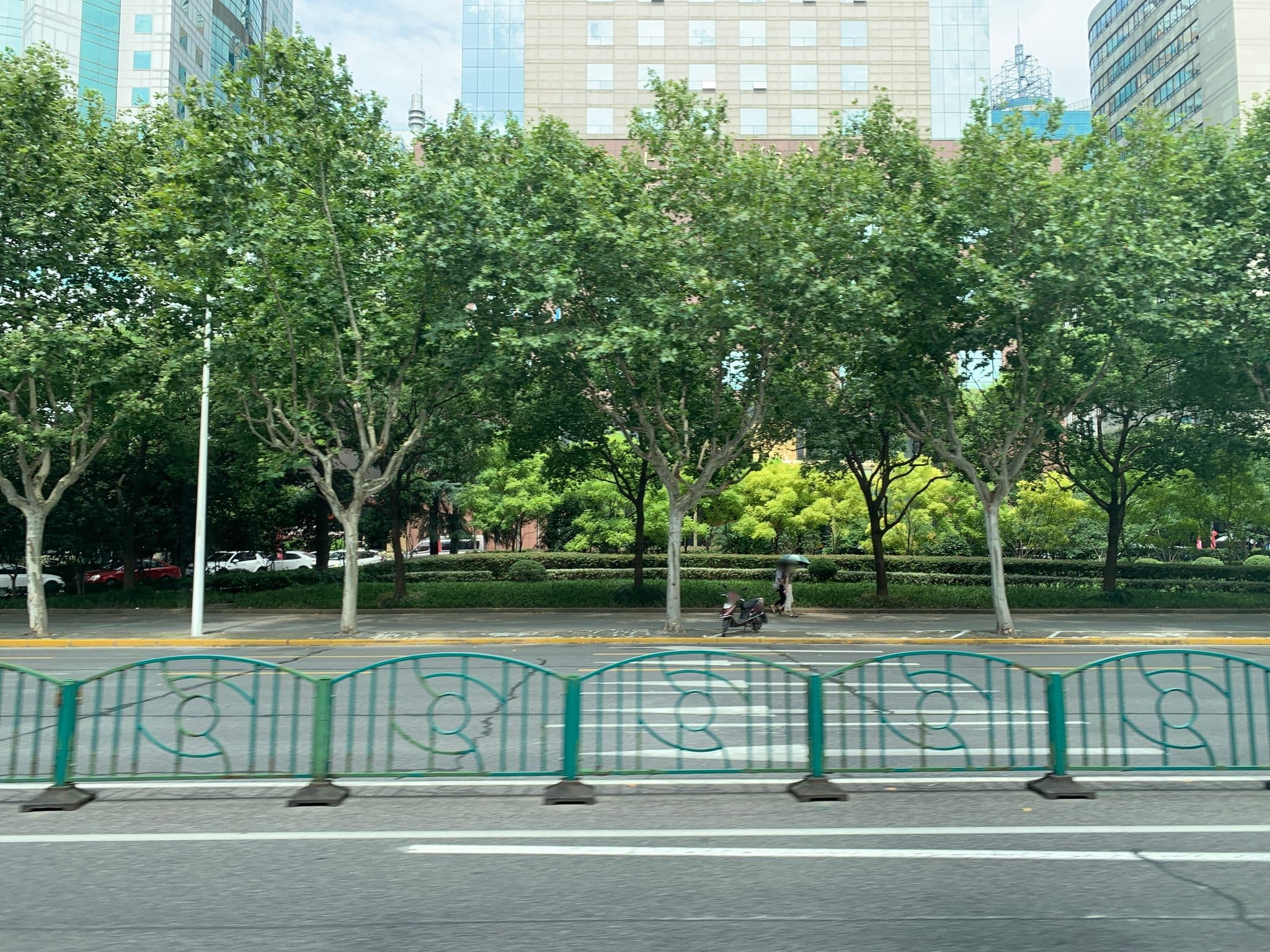 Street view near 上海中油阳光大酒店, Pudong — © pLyMiEwGpWDLryMacQzo (CC BY-SA · Mapillary)