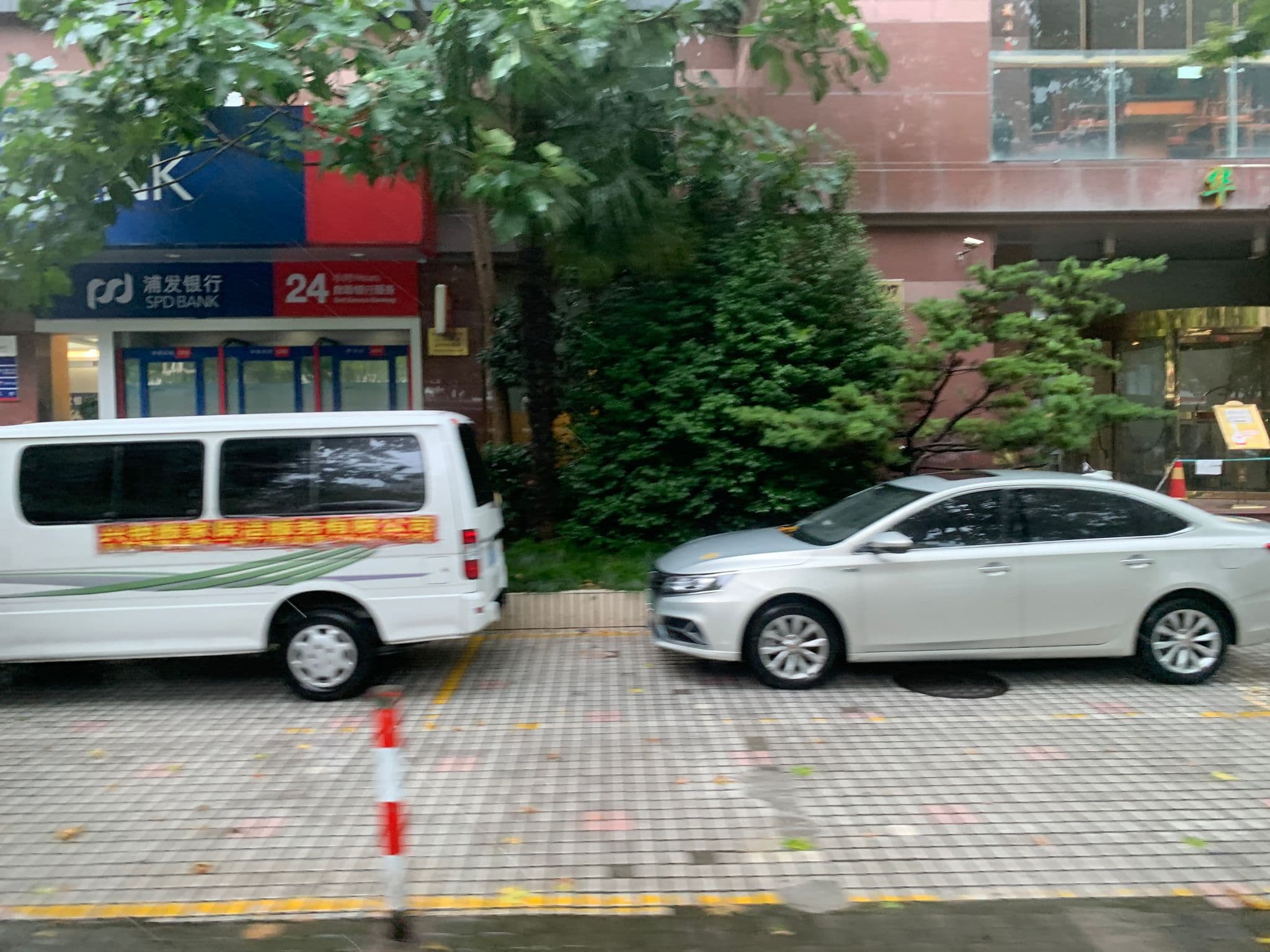 Street view near 华君酒店 | Embassy Suite Hotel, Pudong — © pLyMiEwGpWDLryMacQzo (CC BY-SA · Mapillary)