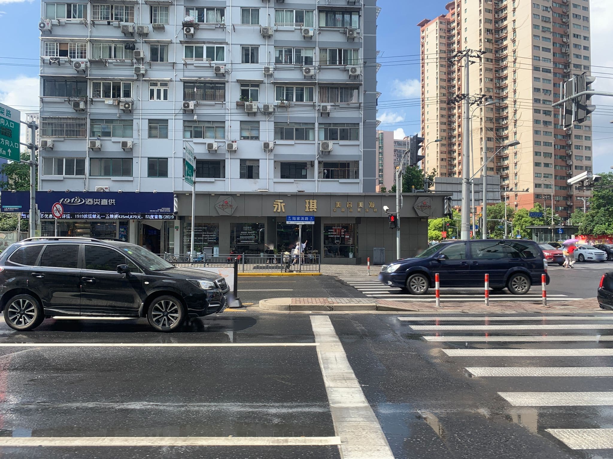 Street view near Yike Inn, Shanghai — © pLyMiEwGpWDLryMacQzo (CC BY-SA · Mapillary)