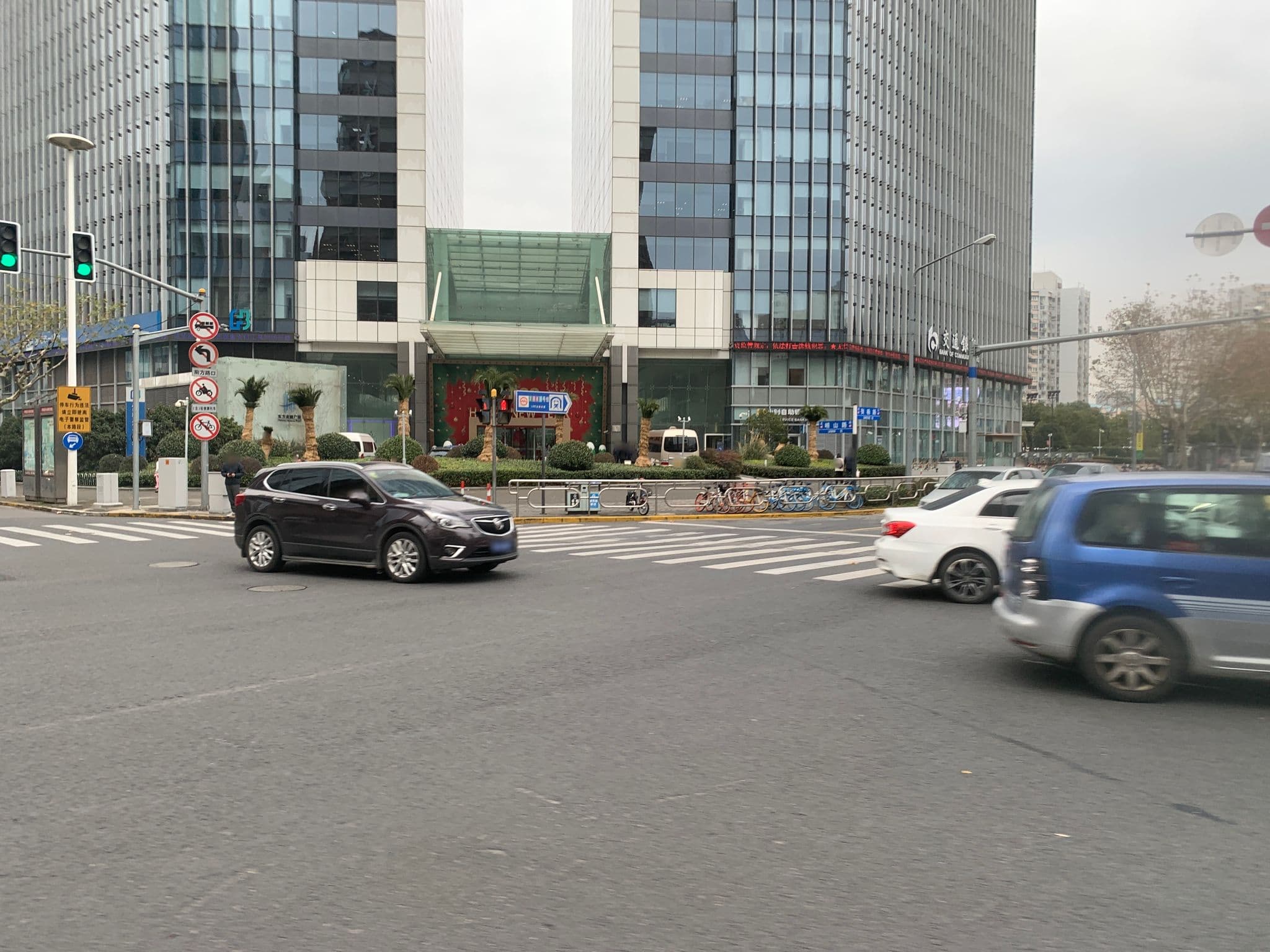 Street view near Changhang-Merrylin Hotel, Pudong — © pLyMiEwGpWDLryMacQzo (CC BY-SA · Mapillary)
