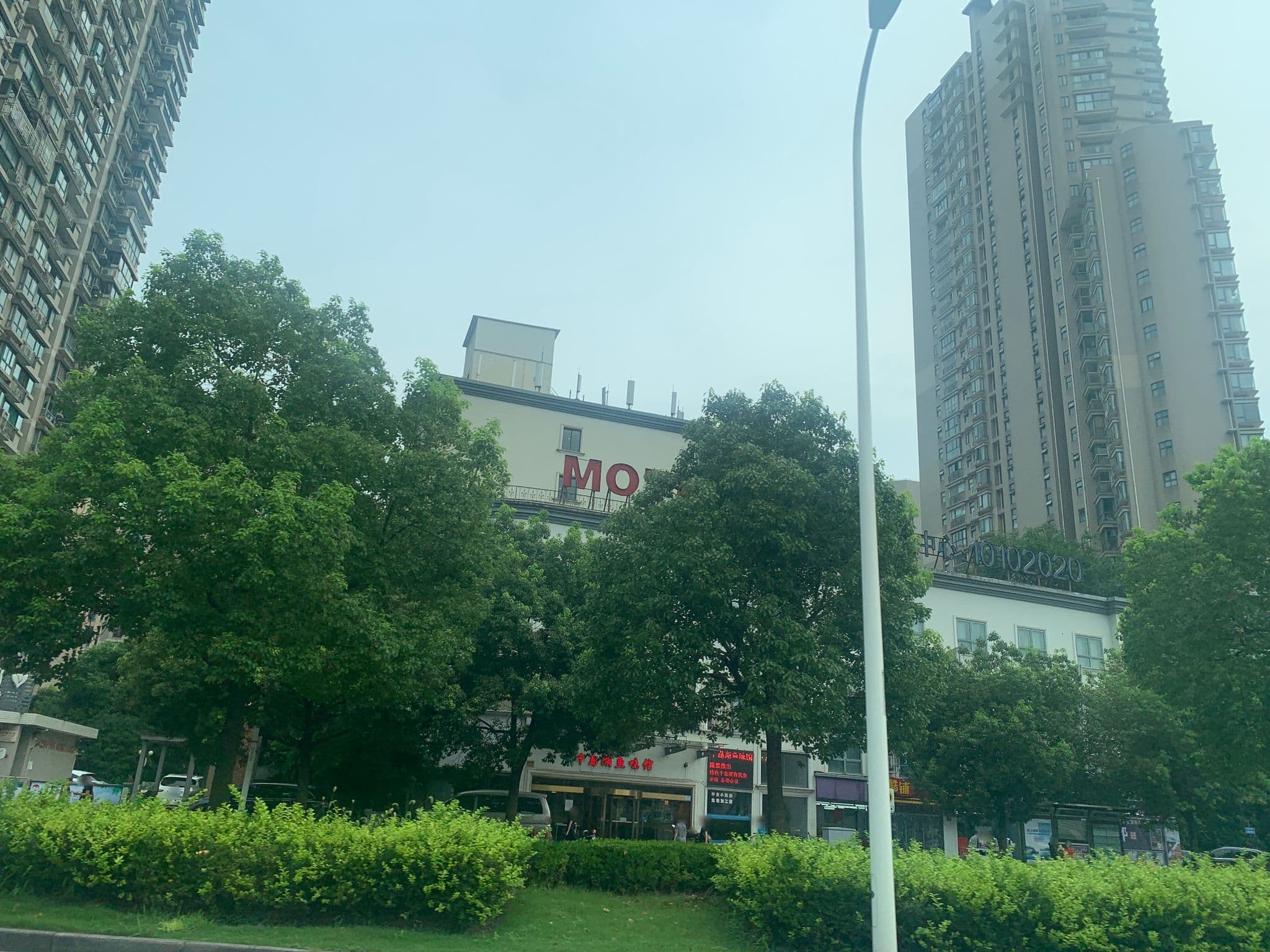 Street view near Motel 168 (莫泰168), Shanghai — © pLyMiEwGpWDLryMacQzo (CC BY-SA · Mapillary)