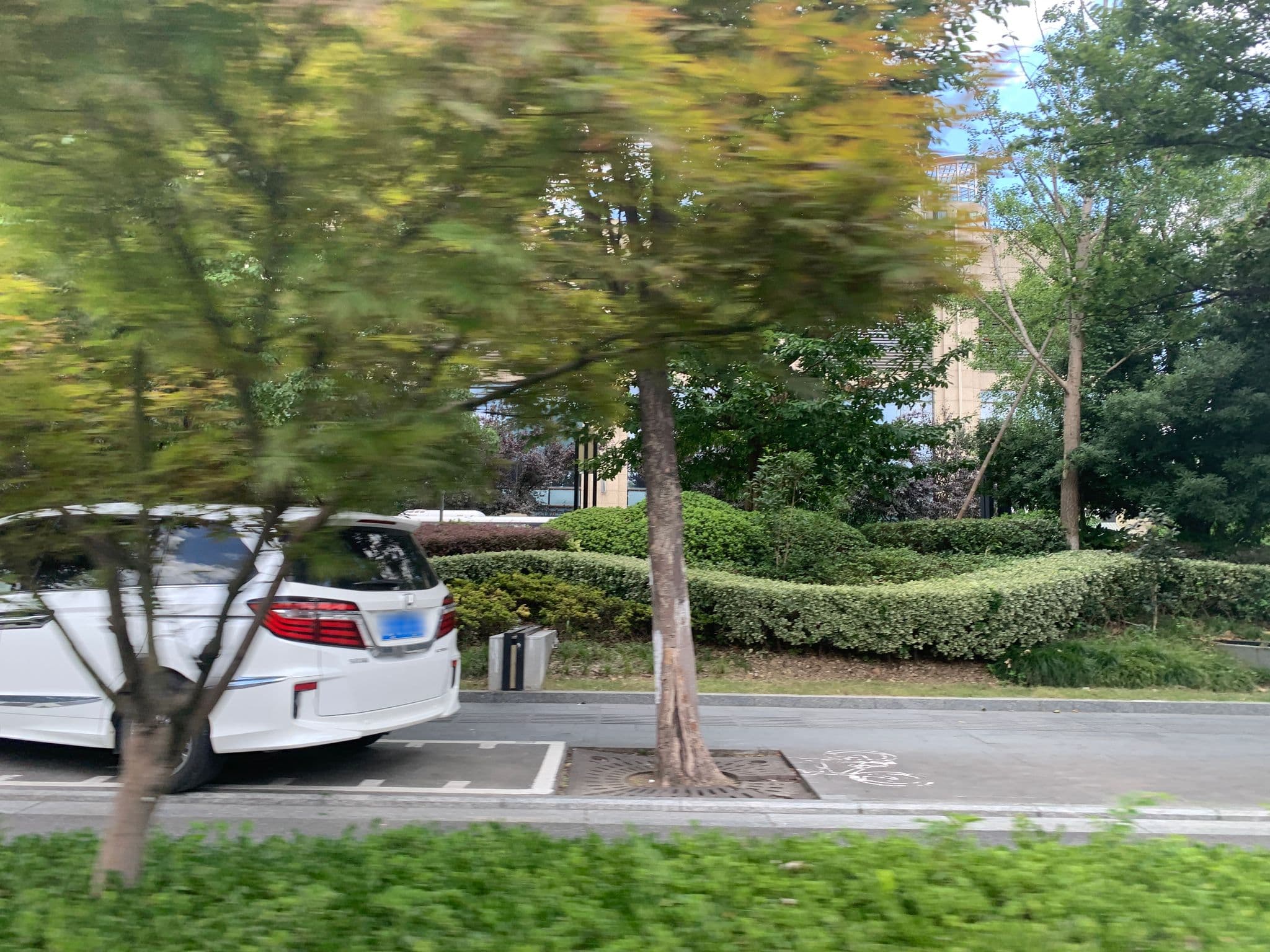 Street view near Crowne Plaza Shanghai Jinxiu, Pudong — © pLyMiEwGpWDLryMacQzo (CC BY-SA · Mapillary)