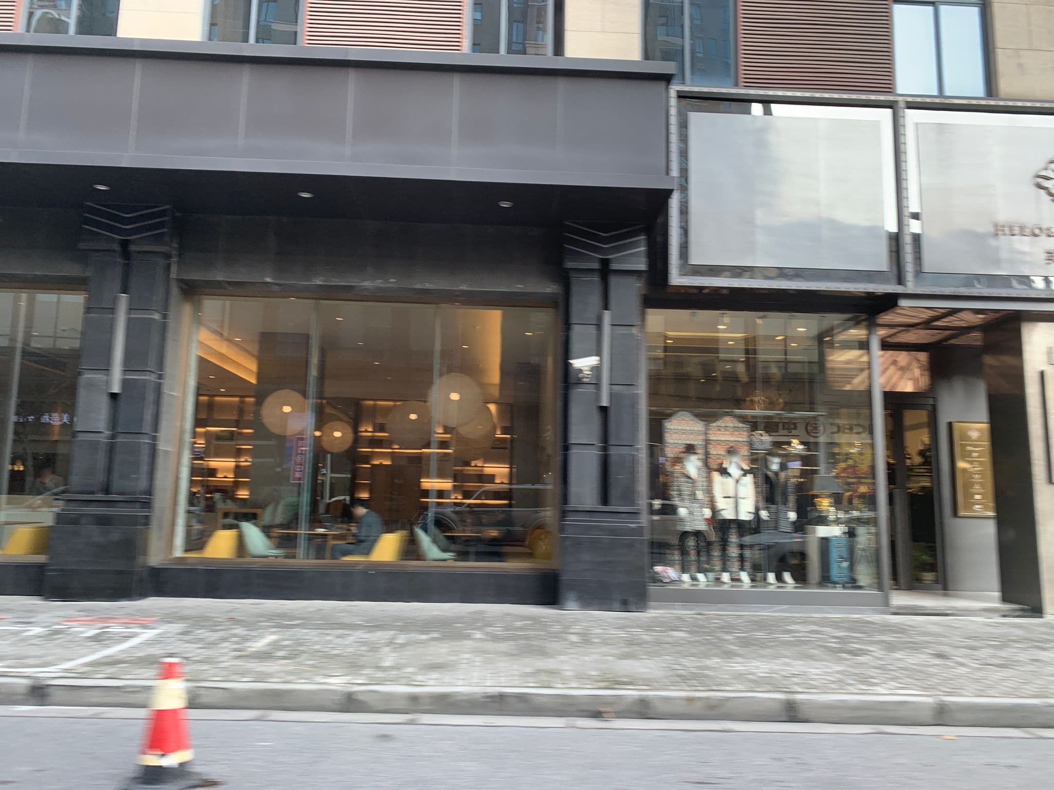 Street view near Leisure Inn, Pudong — © pLyMiEwGpWDLryMacQzo (CC BY-SA · Mapillary)