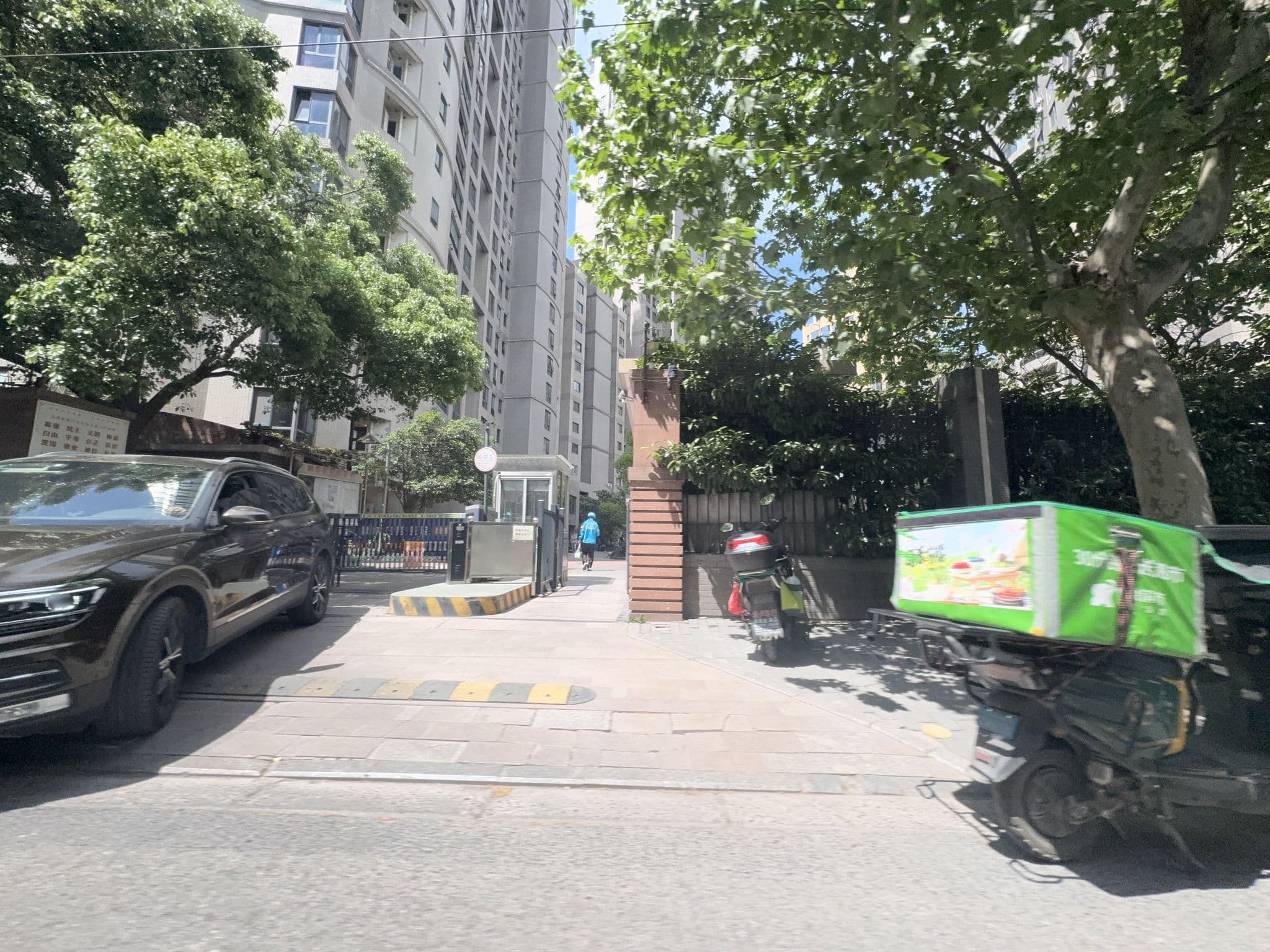 Street view near 海友上海大世界地铁站酒店, Huangpu — © filipb (CC BY-SA · Mapillary)