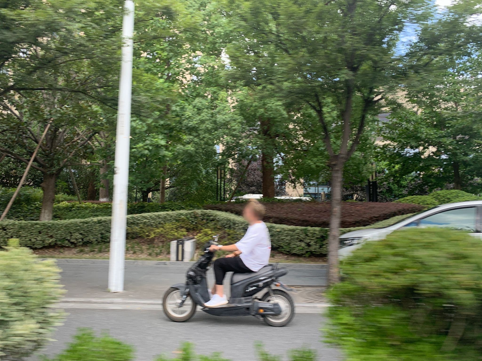 Street view near Holiday Inn Shanghai Jinxiu 上海大华锦绣假日酒店, Pudong — © pLyMiEwGpWDLryMacQzo (CC BY-SA · Mapillary)