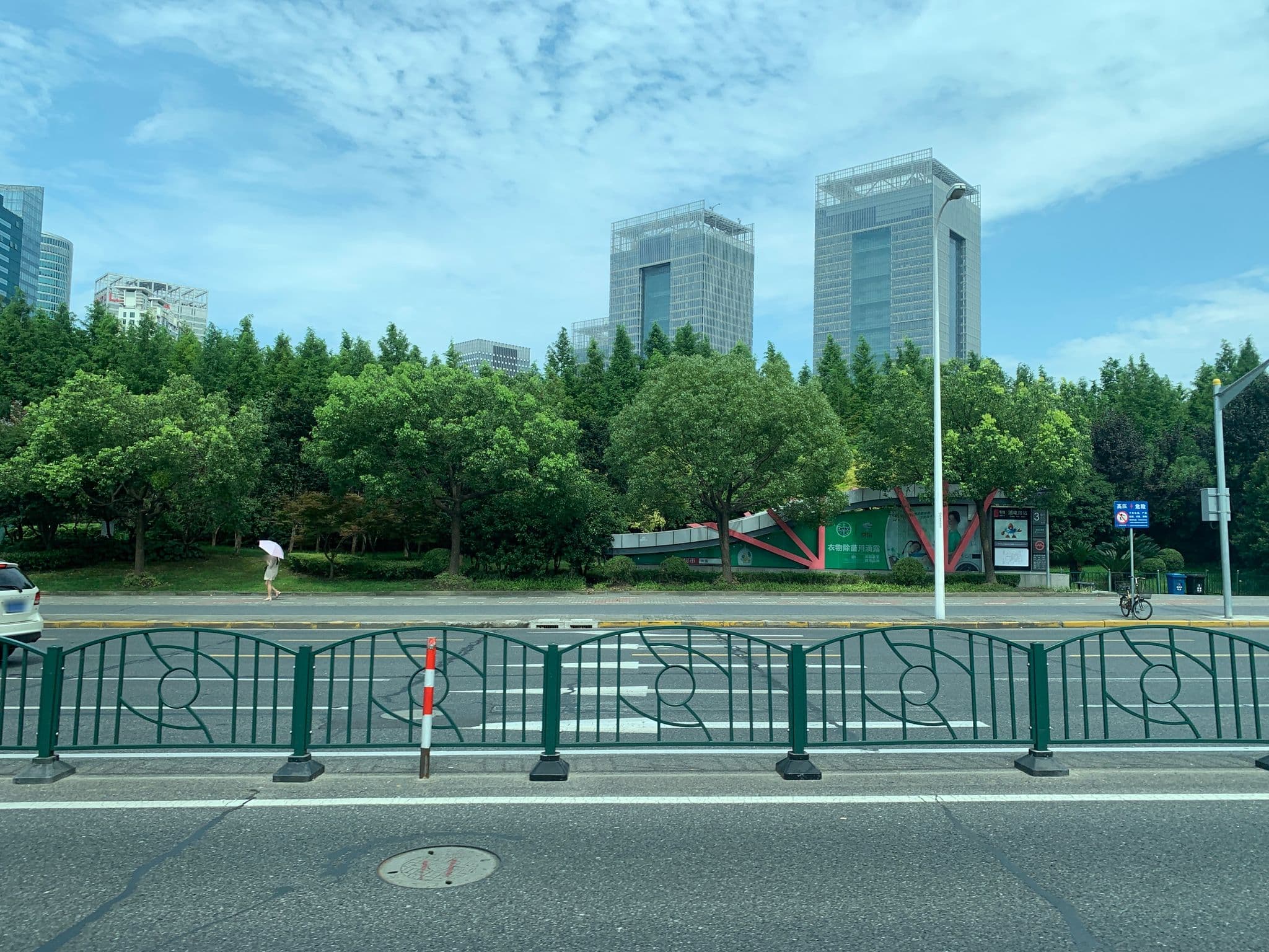 Street view near 如家快捷酒店, Pudong — © pLyMiEwGpWDLryMacQzo (CC BY-SA · Mapillary)