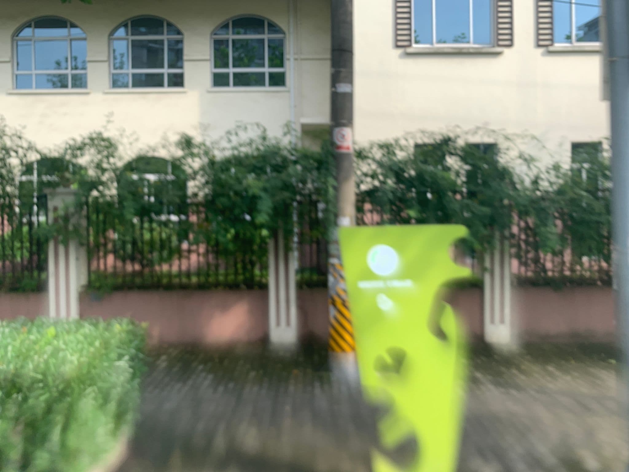 Street view near 宸居服务公寓, Yangpu — © pLyMiEwGpWDLryMacQzo (CC BY-SA · Mapillary)