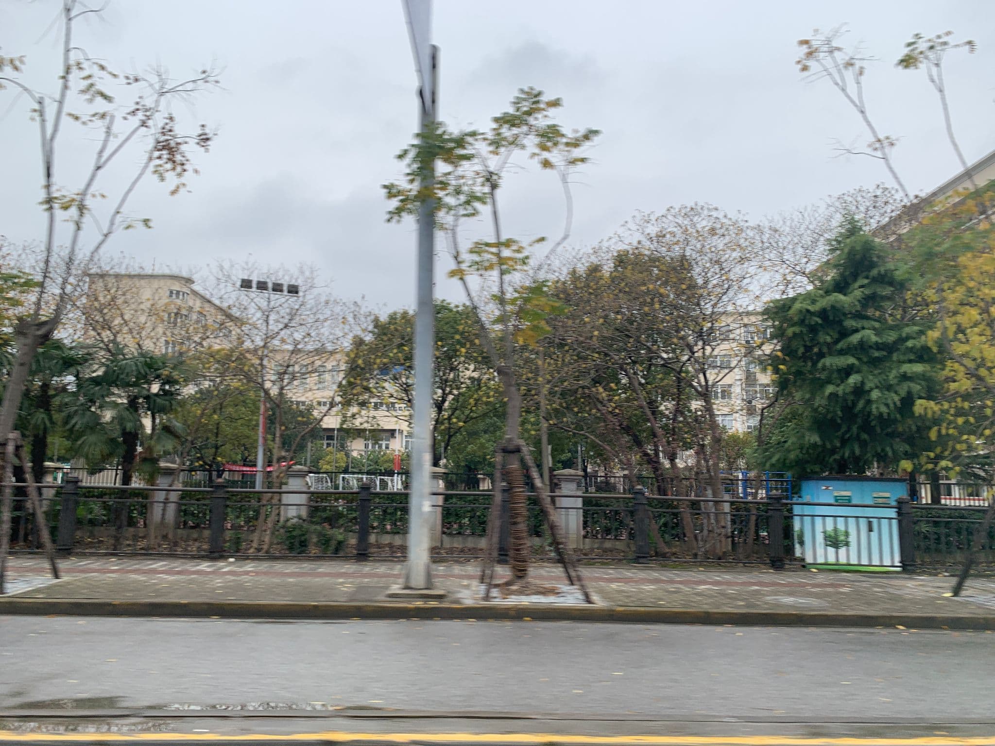 Street view near Shanghai Yalong International Hotel, Yangpu — © pLyMiEwGpWDLryMacQzo (CC BY-SA · Mapillary)