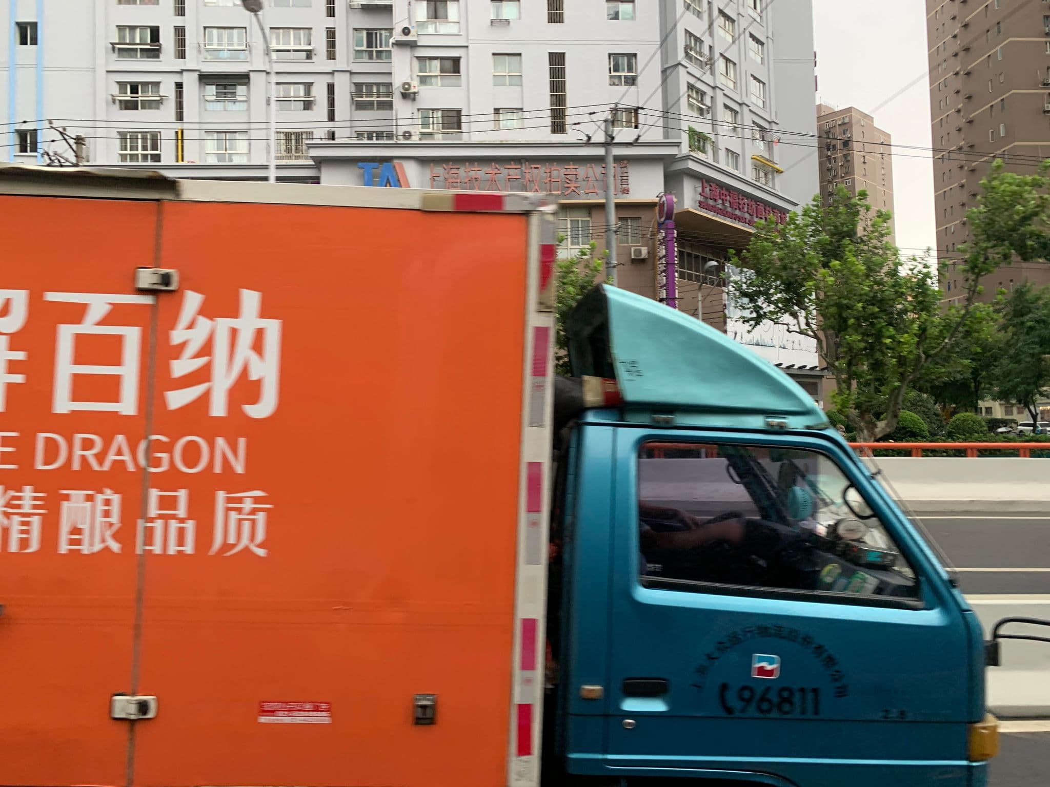 Street view near Motel 168 (莫泰168), Pudong — © pLyMiEwGpWDLryMacQzo (CC BY-SA · Mapillary)