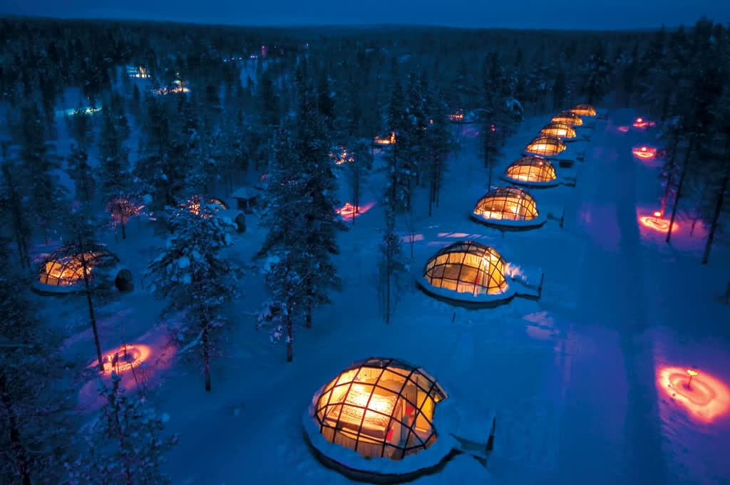 Kakslauttanen arctic resort (via Wikimedia Commons, CC BY 2.0)