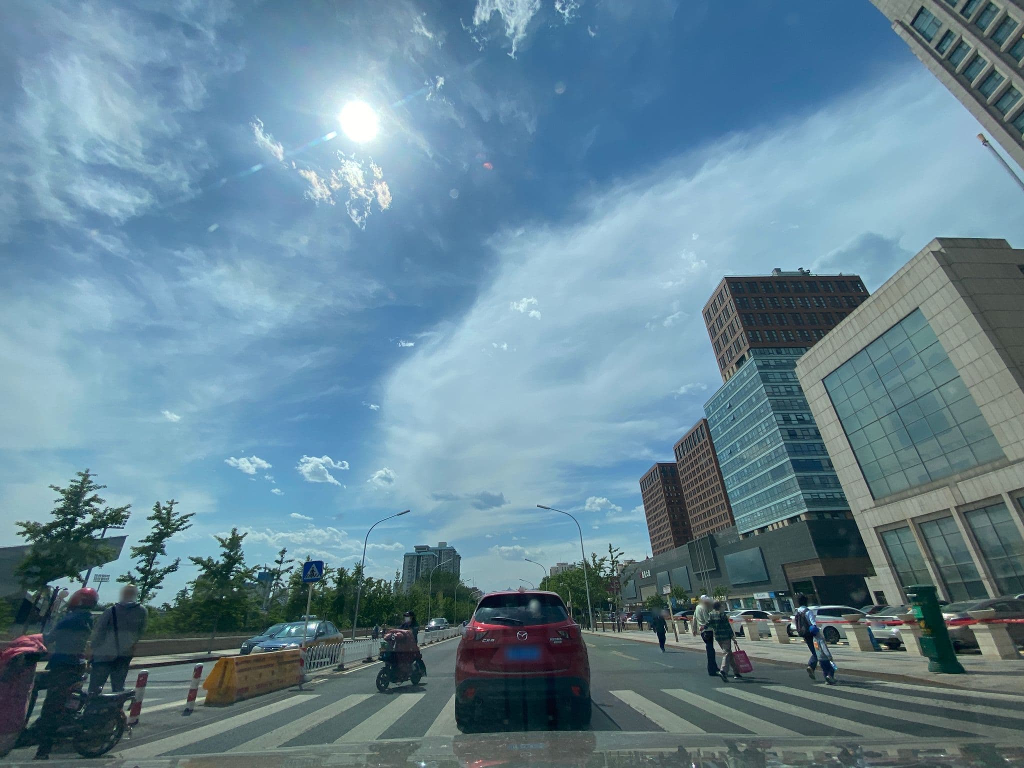 Street view near Jingyan Hotel 京燕饭店, Mentougou — © adirricor (CC BY-SA · Mapillary)