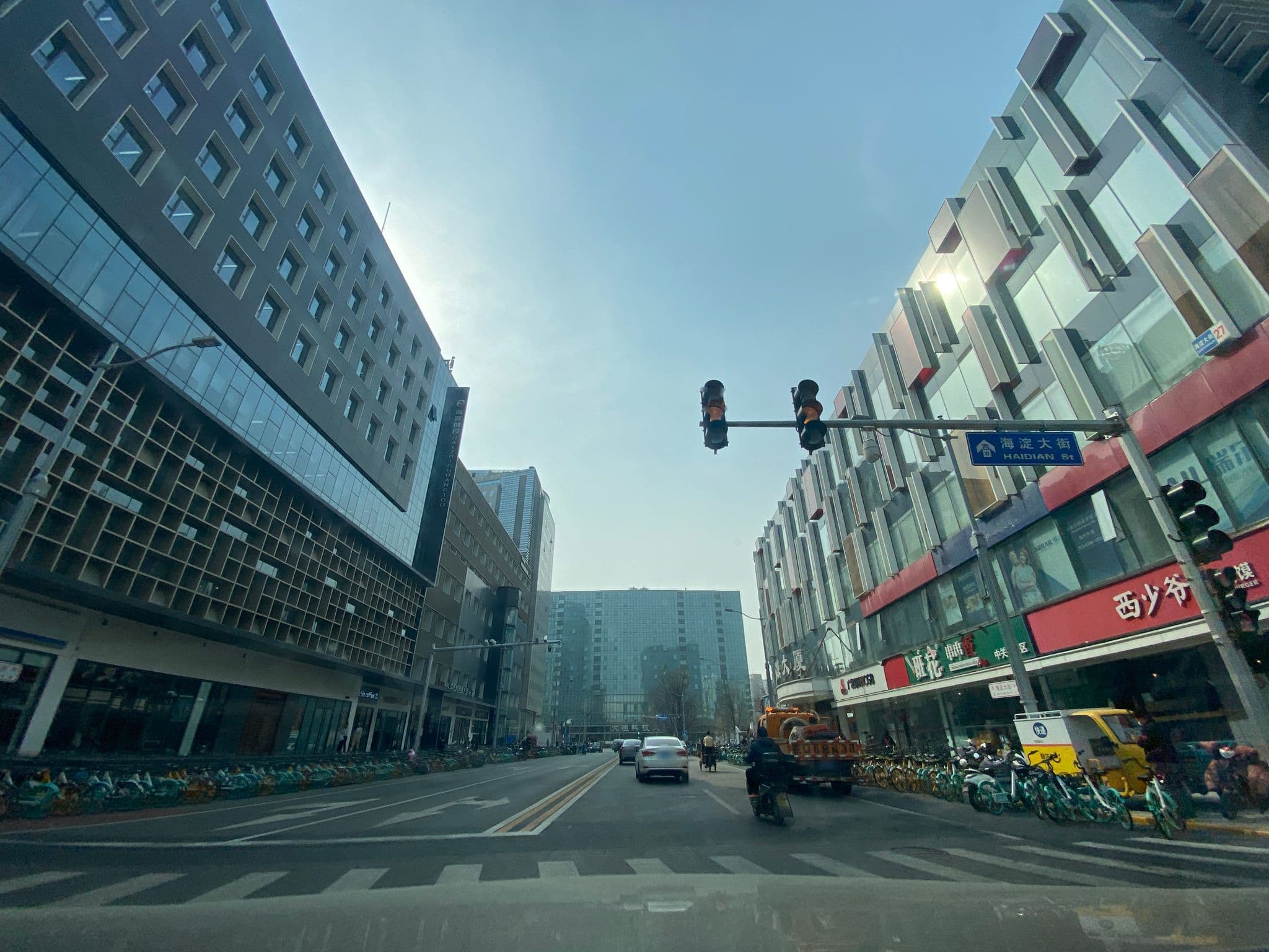 Street view near 华奥饭店, Beijing — © adirricor (CC BY-SA · Mapillary)