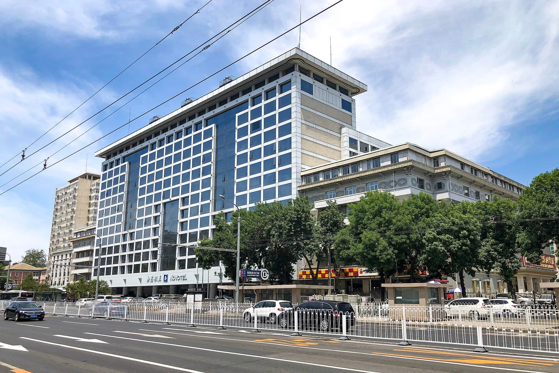 Beijing Xinqiao Hotel 北京新侨饭店 (via Wikimedia Commons, CC BY-SA 4.0)