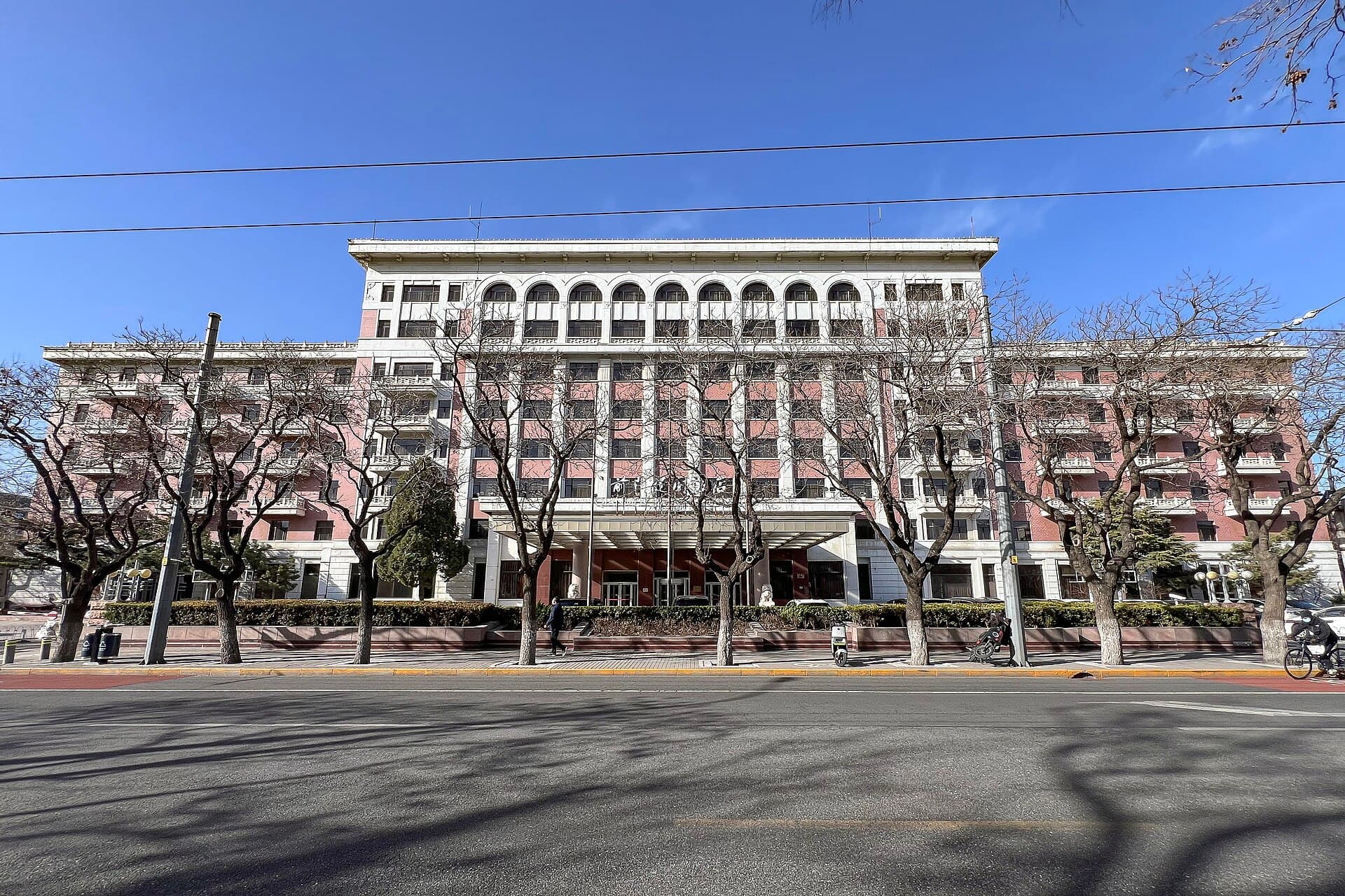 前门建国饭店 Qianmen Jianguo Hotel (via Wikimedia Commons, CC BY-SA 4.0)