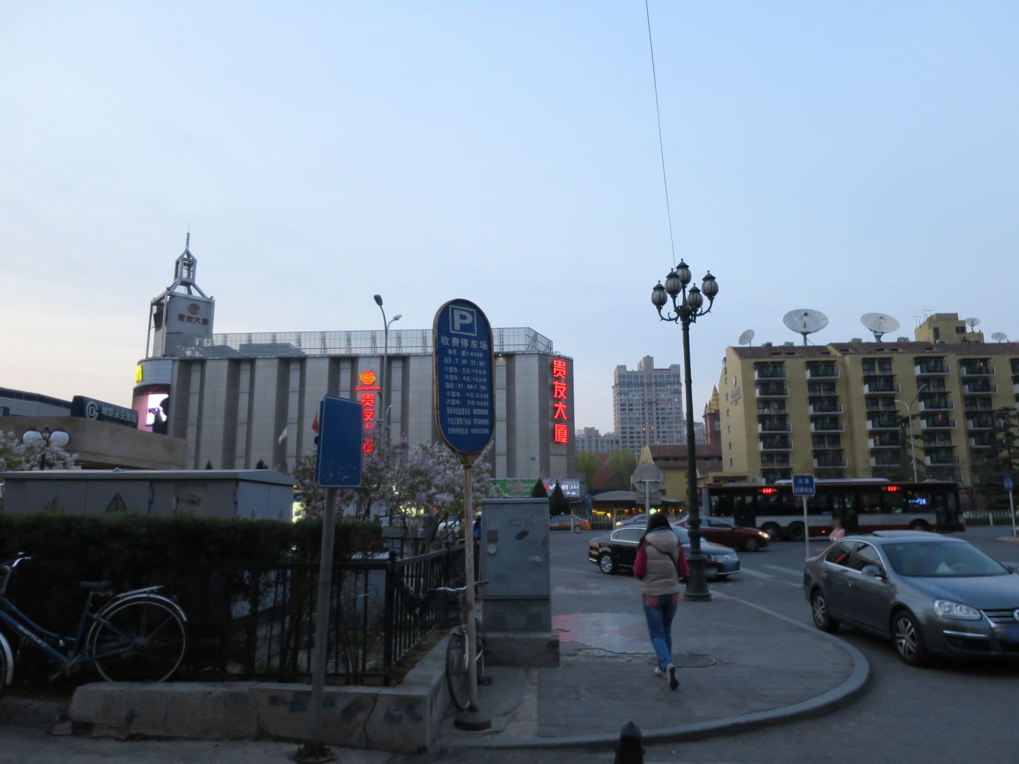 Street view near Dongchangan Hotel, Beijing — © richlv (CC BY-SA · Mapillary)