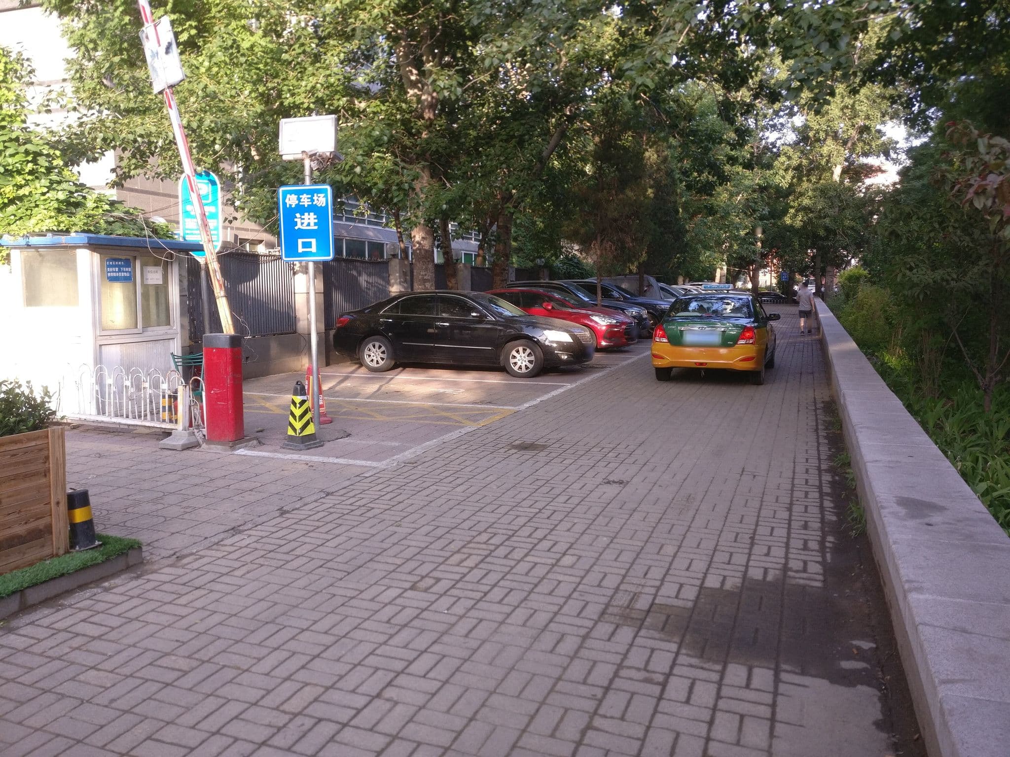 Street view near 金菠萝国际青年酒店, Beijing — © seb1204 (CC BY-SA · Mapillary)
