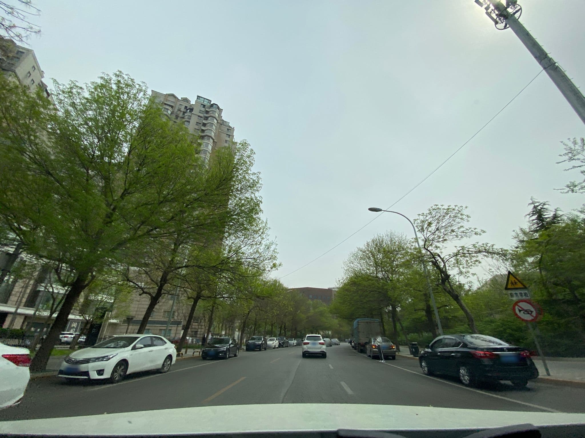 Street view near Days Inn Business Place Yinfeng Beijing 北京银枫戴斯商务酒店, Beijing — © adirricor (CC BY-SA · Mapillary)