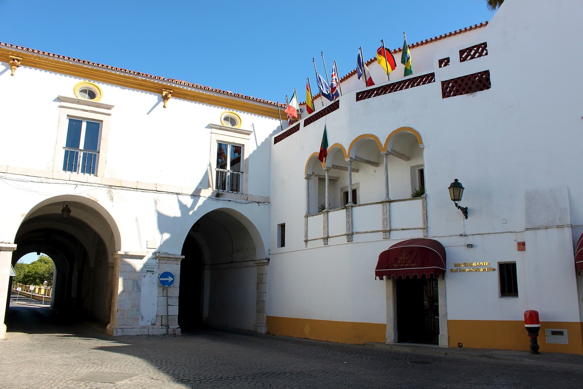 Hotel São João de Deus (via Wikimedia Commons, CC BY-SA 3.0)