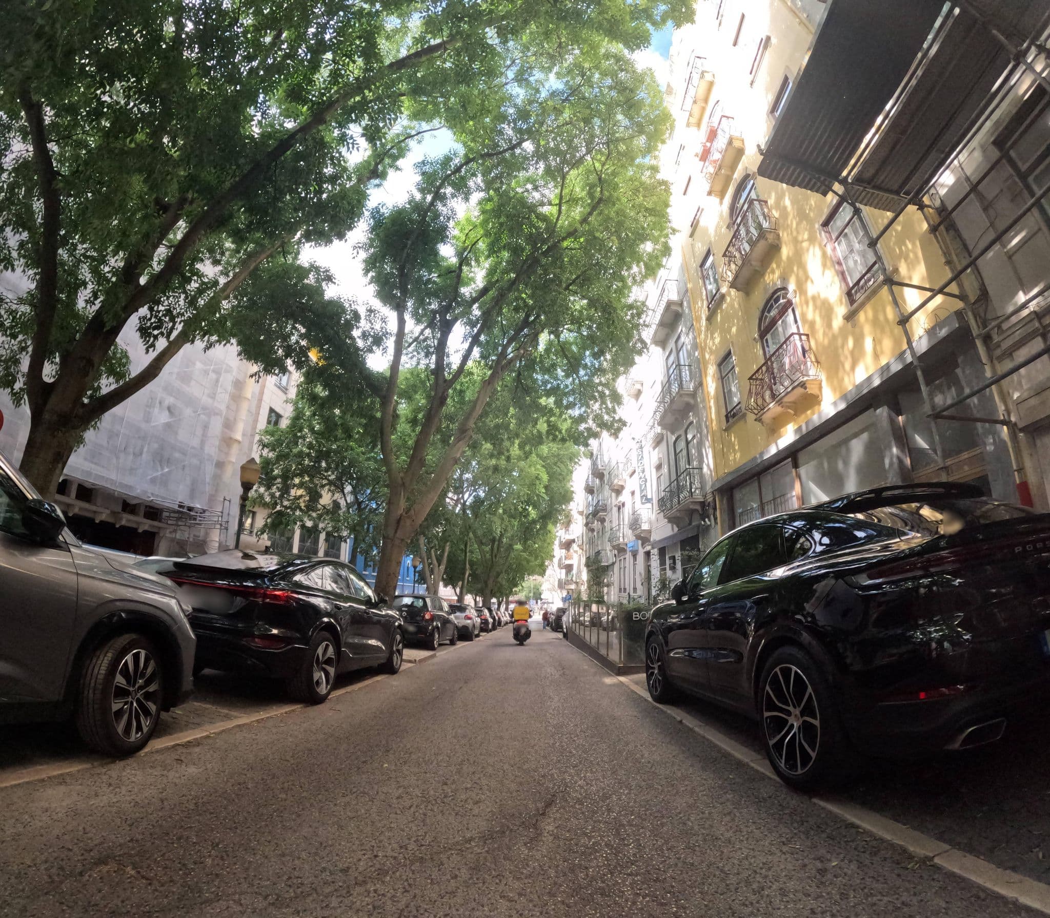 Street view near Turim Lisboa Hotel, São Sebastião da Pedreira — © danielagos12 (CC BY-SA · Mapillary)