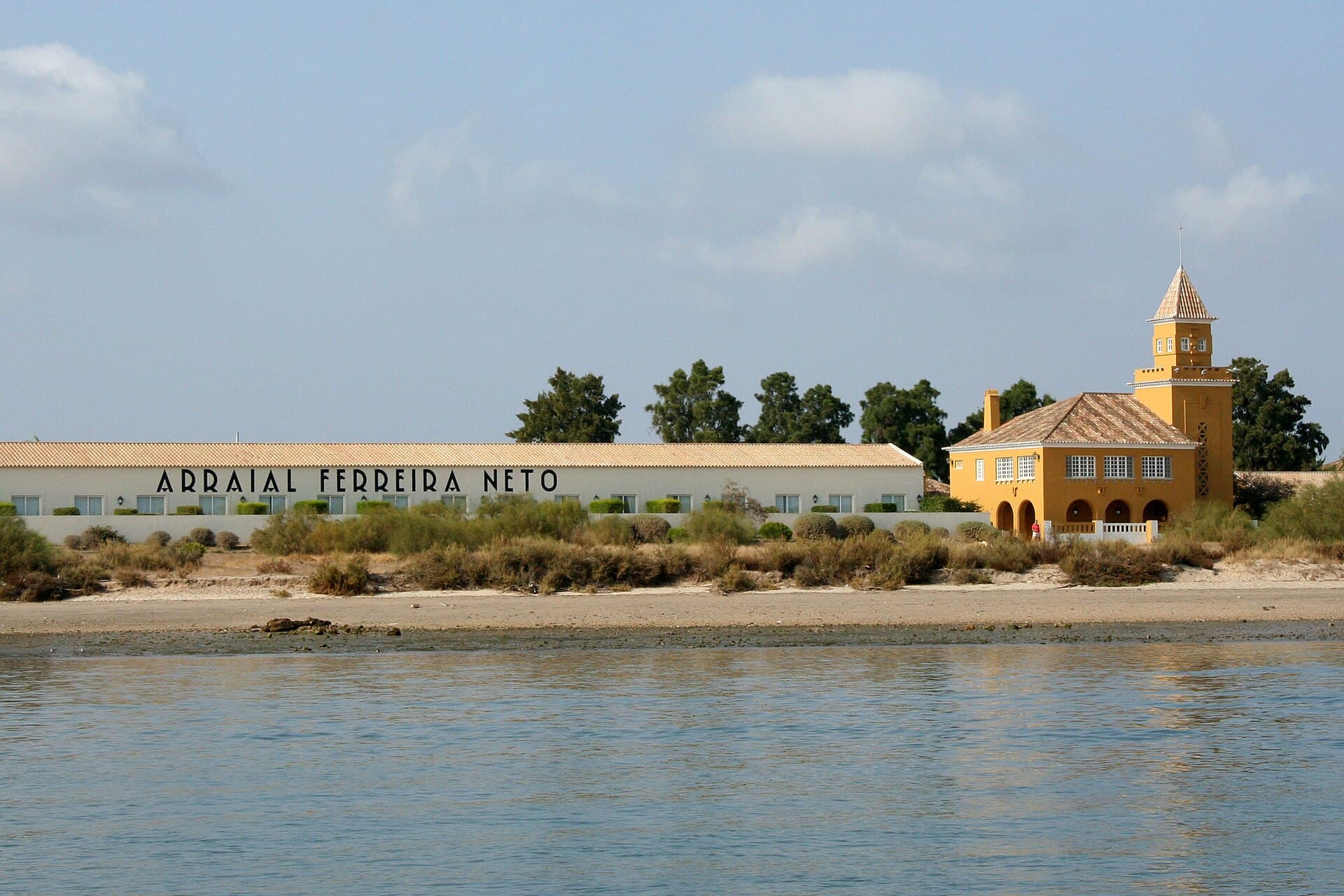 Vila Galé Albacora (via Wikimedia Commons, CC BY-SA 3.0)