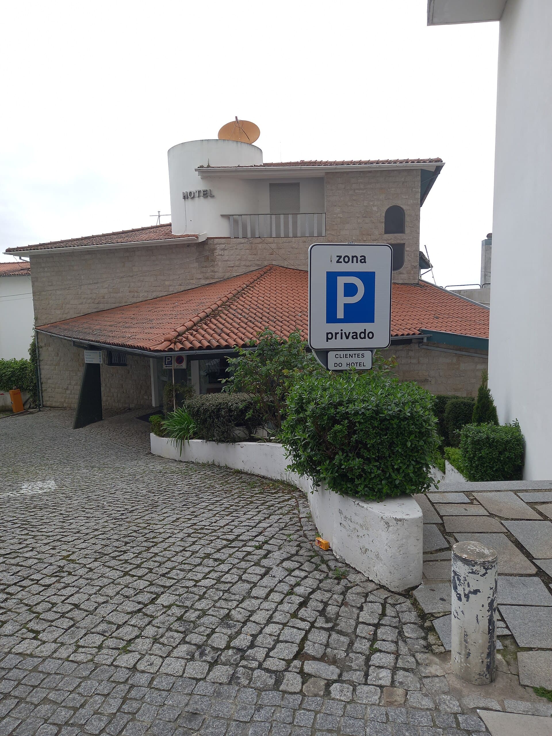 Hotel Eurosol Seia Camelo (via Wikimedia Commons, CC BY 4.0)