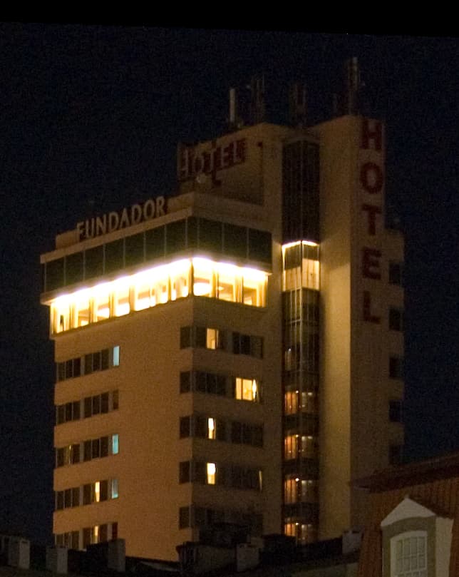 Hotel Fundador (via Wikimedia Commons, CC BY 2.0)